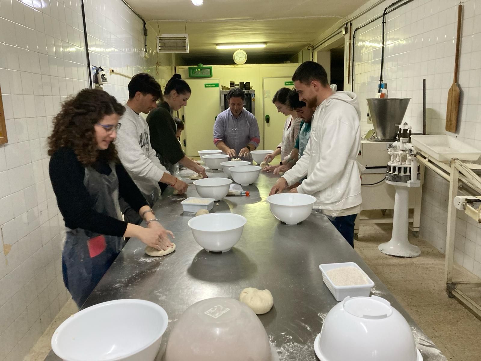 Estudiantes del Máster en Calidad Alimentaria de la UGR realizando sus prácticas en una panadería de Chauchina