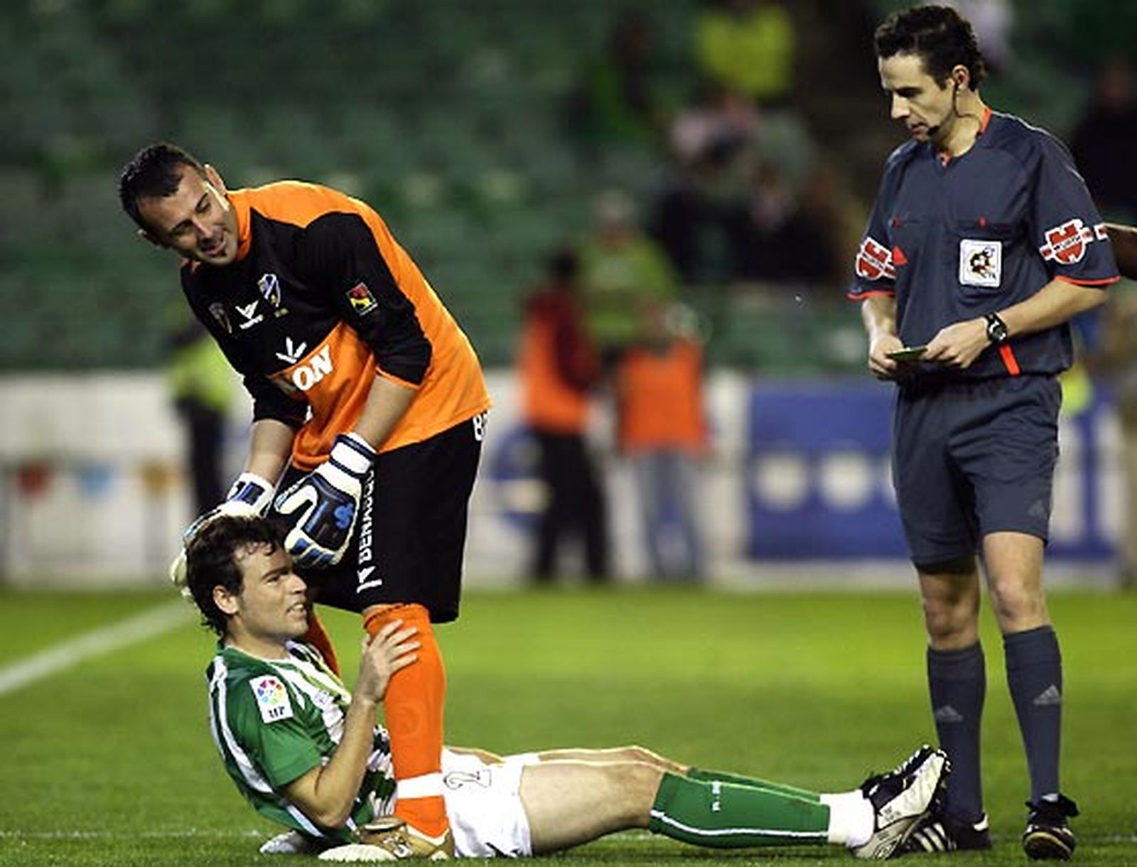 El Betis deja escapar dos puntos ante el Huesca (1-1) en los últimos compases de un partido en el que los de Antonio Tapia terminaron con dos expulsados.

Foto: Antonio Pizarro