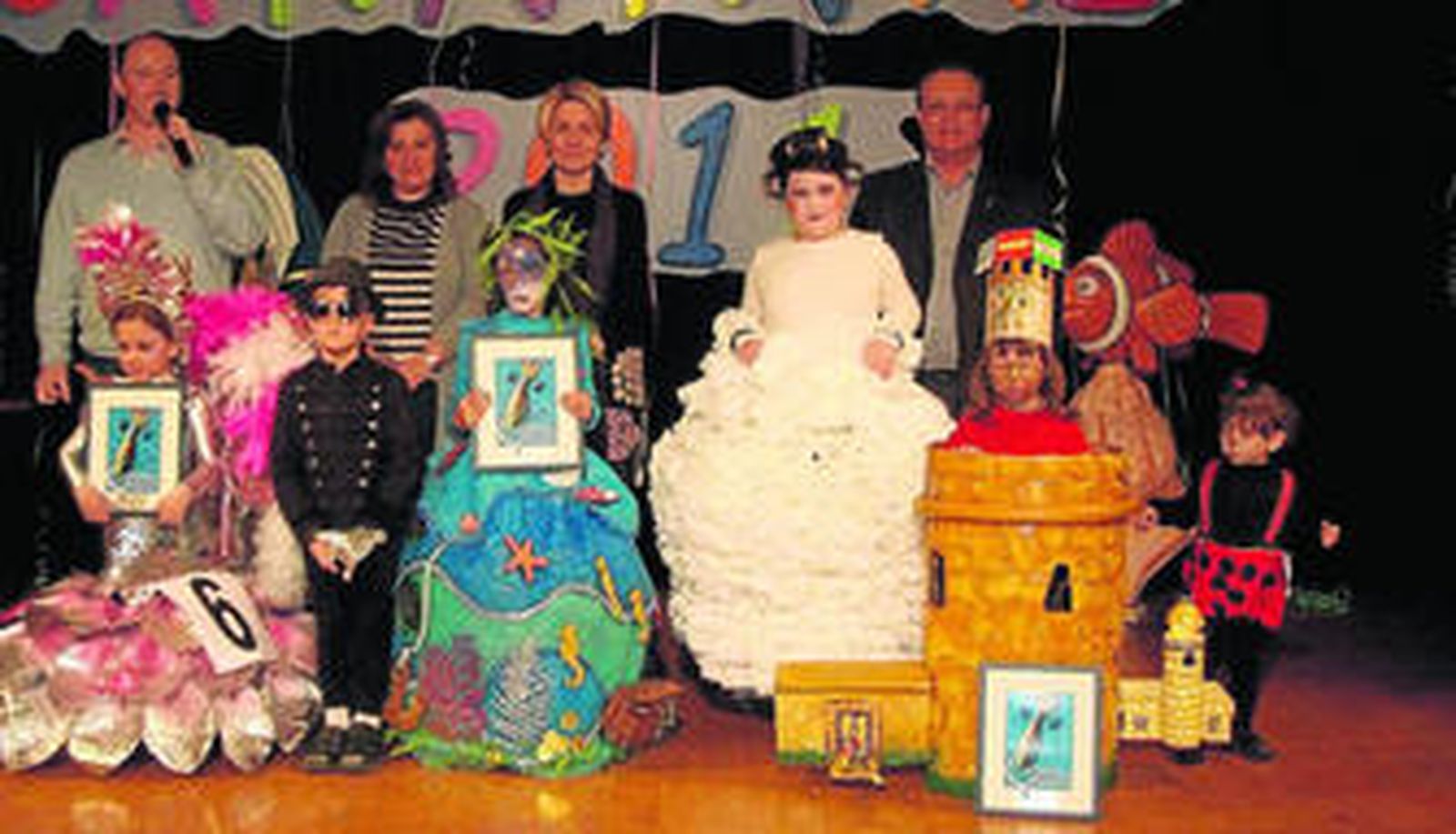 Los concejales Eloisa Cabrera, José Galdeano y Francisca Ruano con los disfraces premiados en la Pasarela.