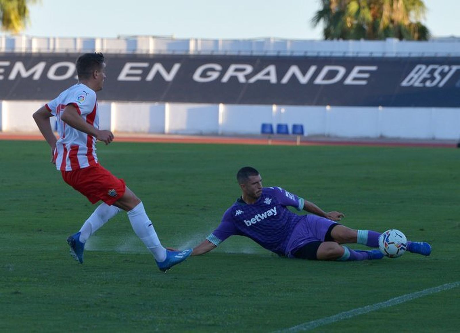 Guido se lanza a ras de hierba en un lance del partido.