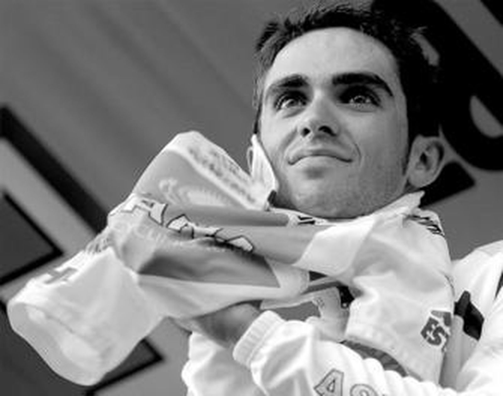 Alberto Contador se enfunda la 'maglia' rosa, un día más, tras una penúltima etapa muy dura.