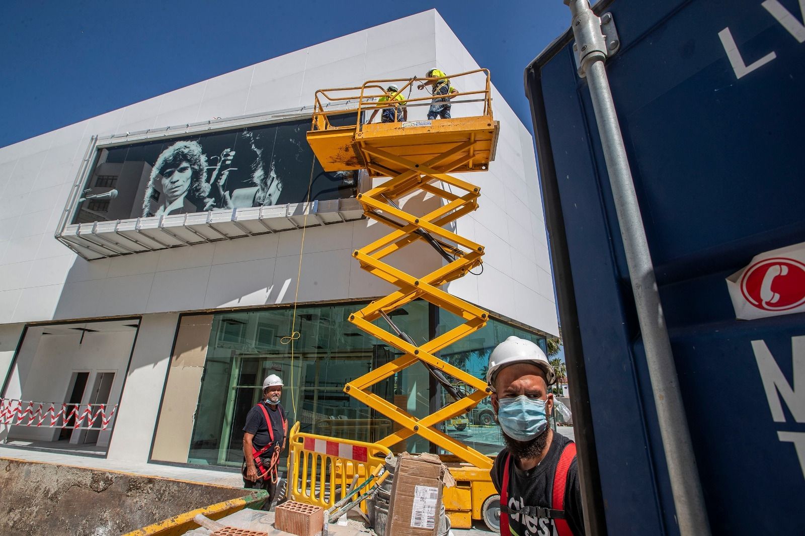 Trabajadores ultimando el exterior del museo de Camarón