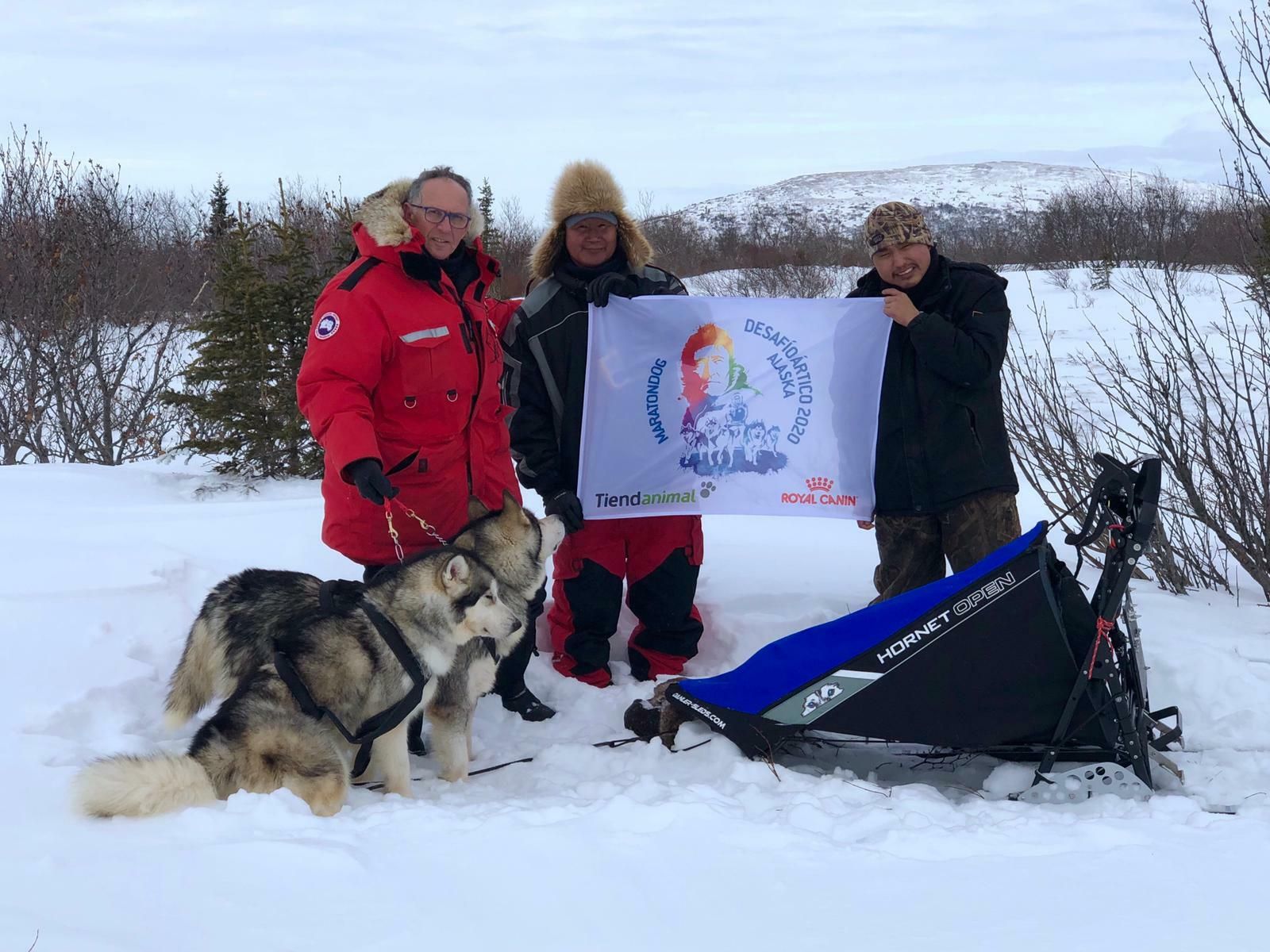La expedición de Desafío Ártico junto a los inuis Melvin y Gary en el punto donde se estrelló la avioneta de 'El hombre y la tierra'.