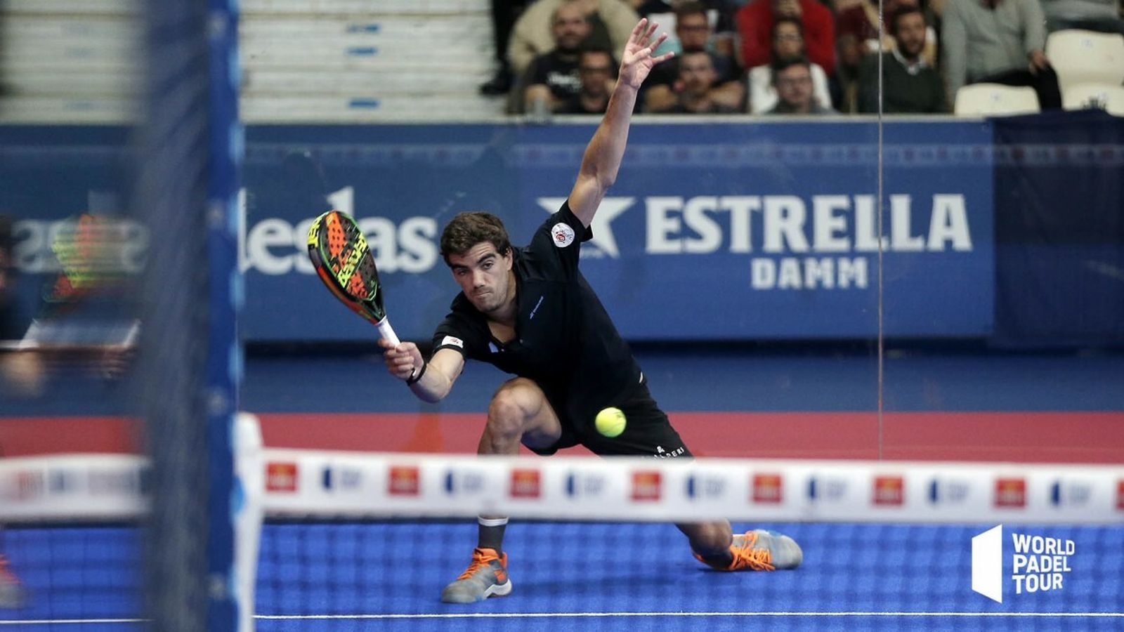 Juan Lebrón salva una bola en una posición complicada durante la semifinal viguesa.