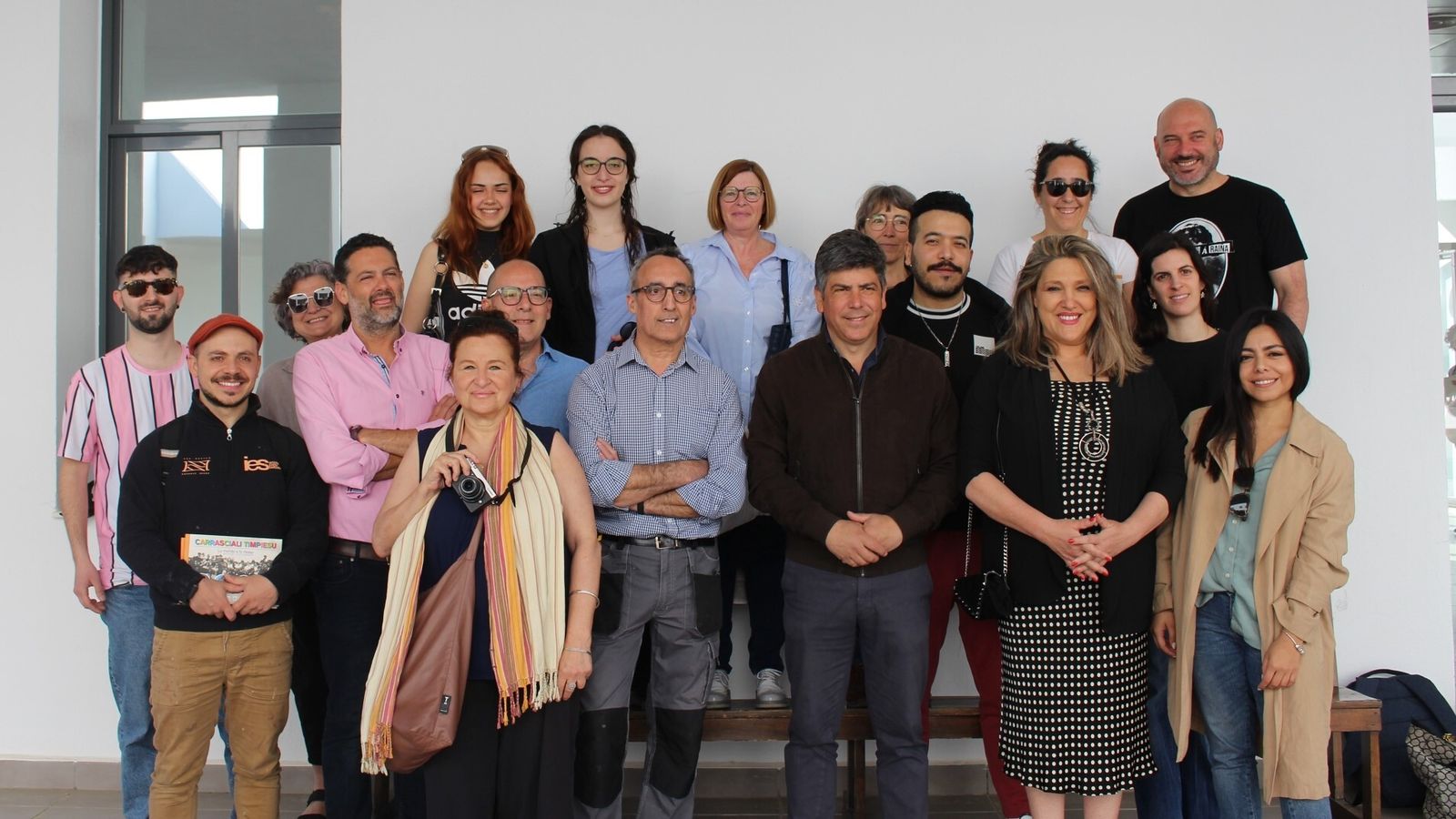 El alcalde de Montilla y el delegado de Comercio, con los artesanos europeos que participan en este programa.
