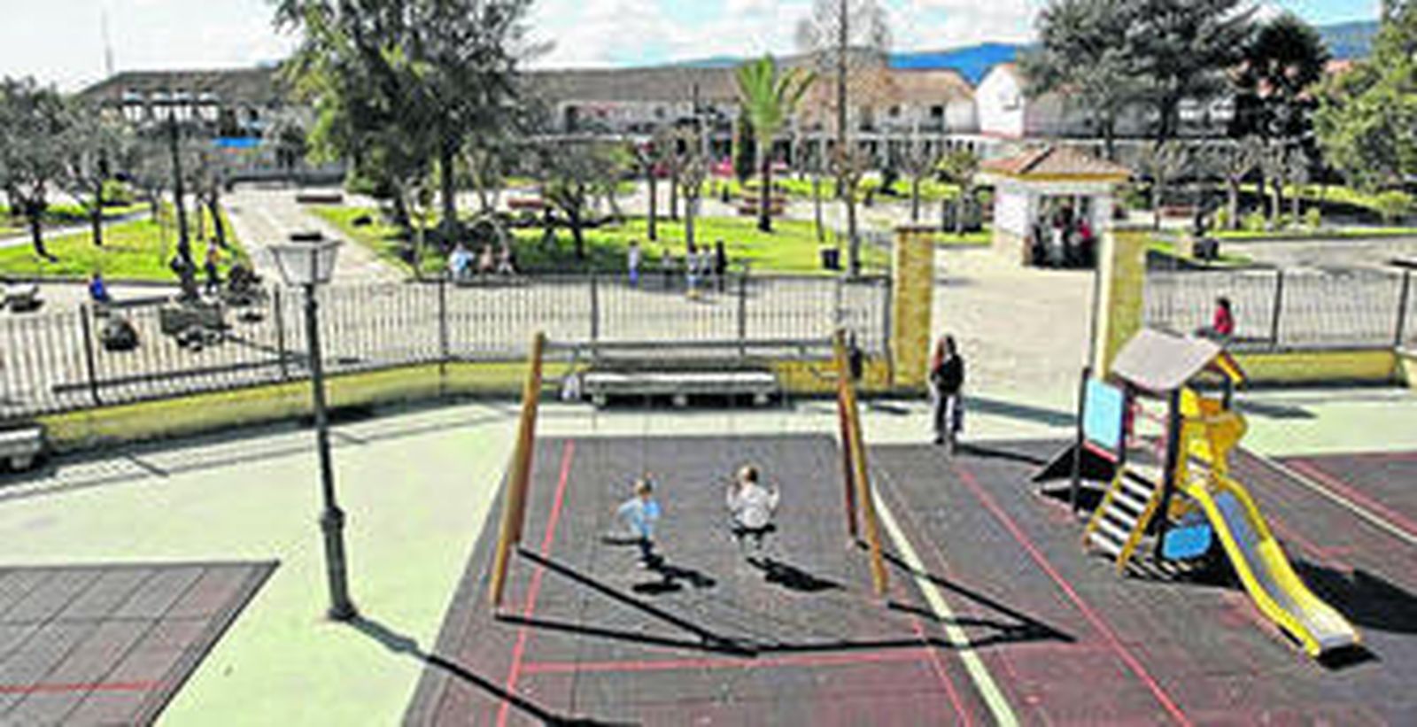 Dos niños juegan en los columpios de la céntrica Plaza de Andalucía de Castellar, en foto de archivo.