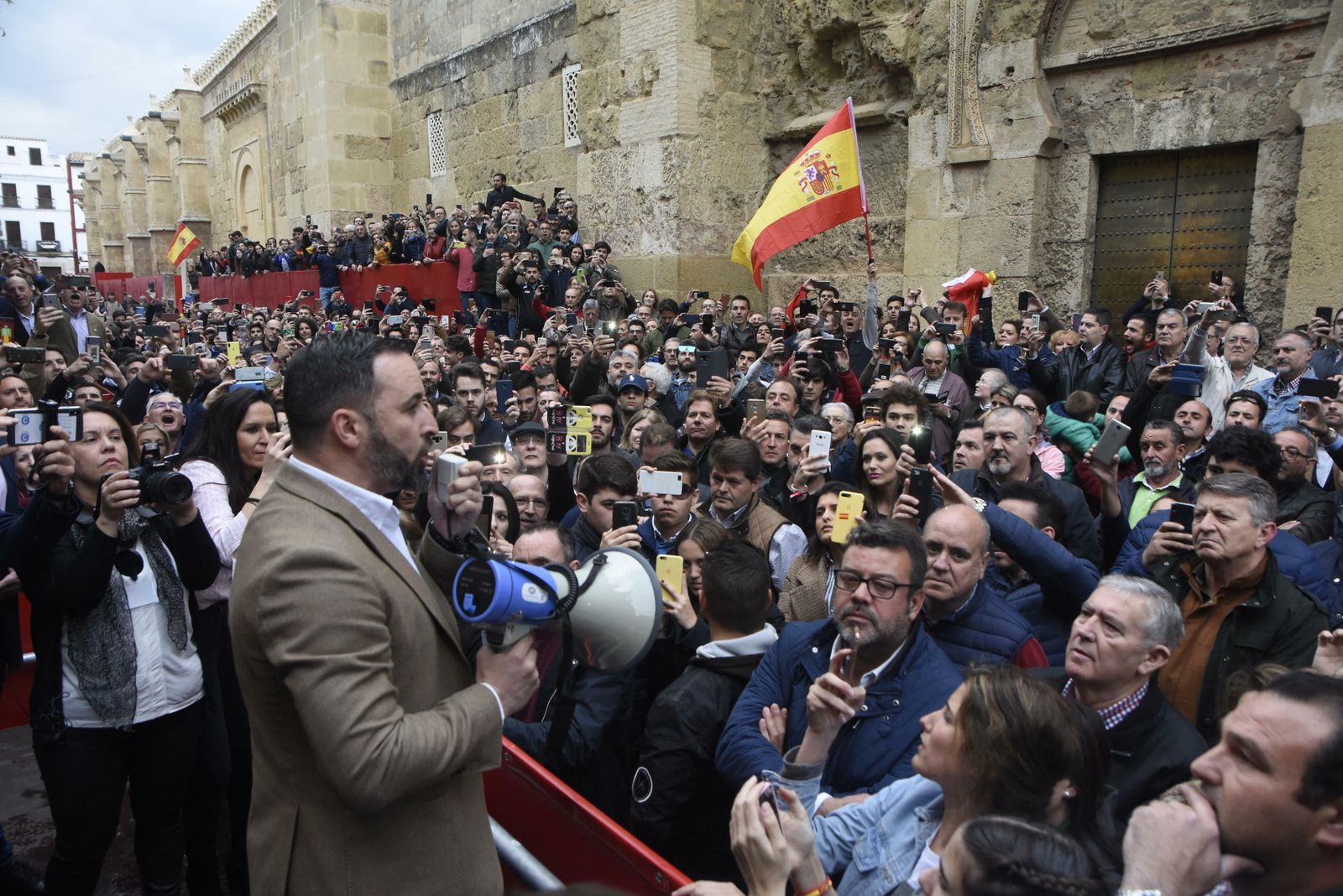 Santiago Abascal se diríge con un megáfono a quienes no cabían en el Palacio de Congresos.
