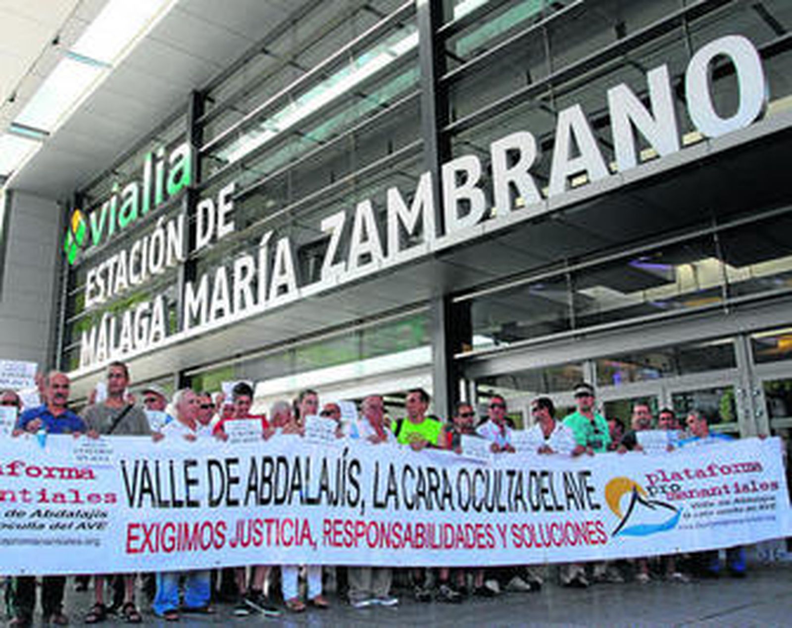 Los vecinos del Valle de Abdalajís ayer durante la concentración.