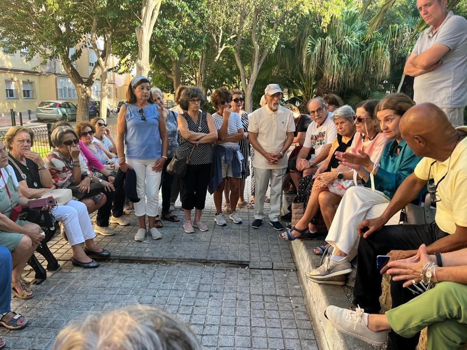 La portavoz de Cs, Lucrecia Valverde, dialoga con los afectados por el cese de los talleres municipales de El Bidón.