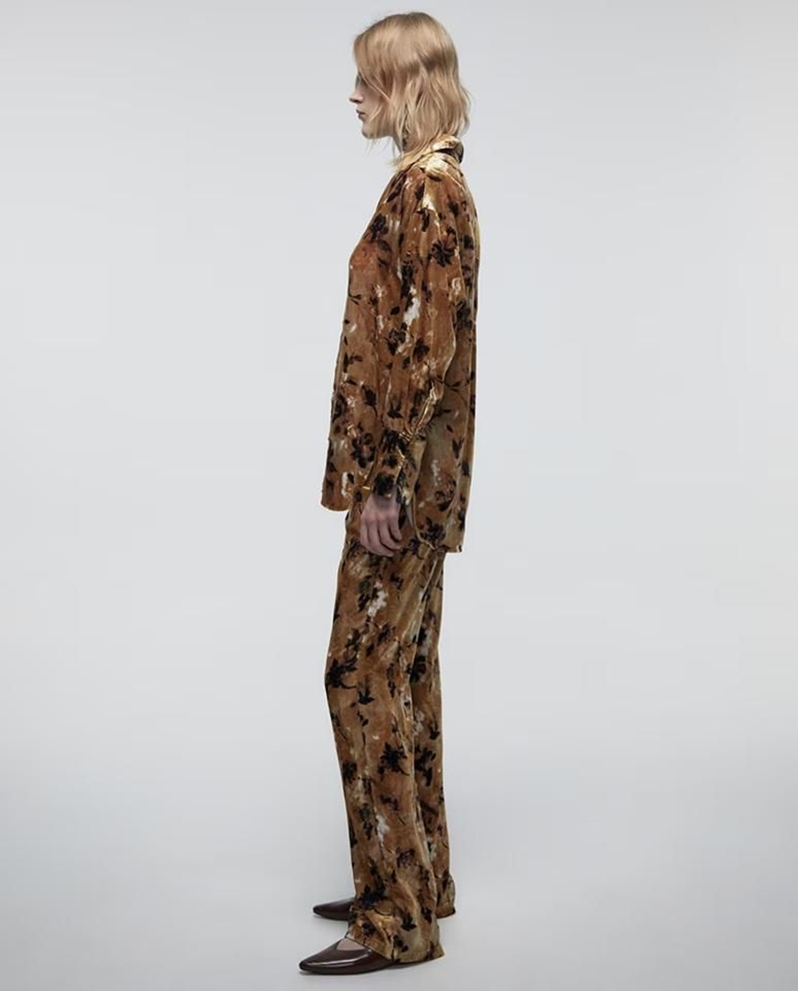 Blusa de terciopelo de Sfera.