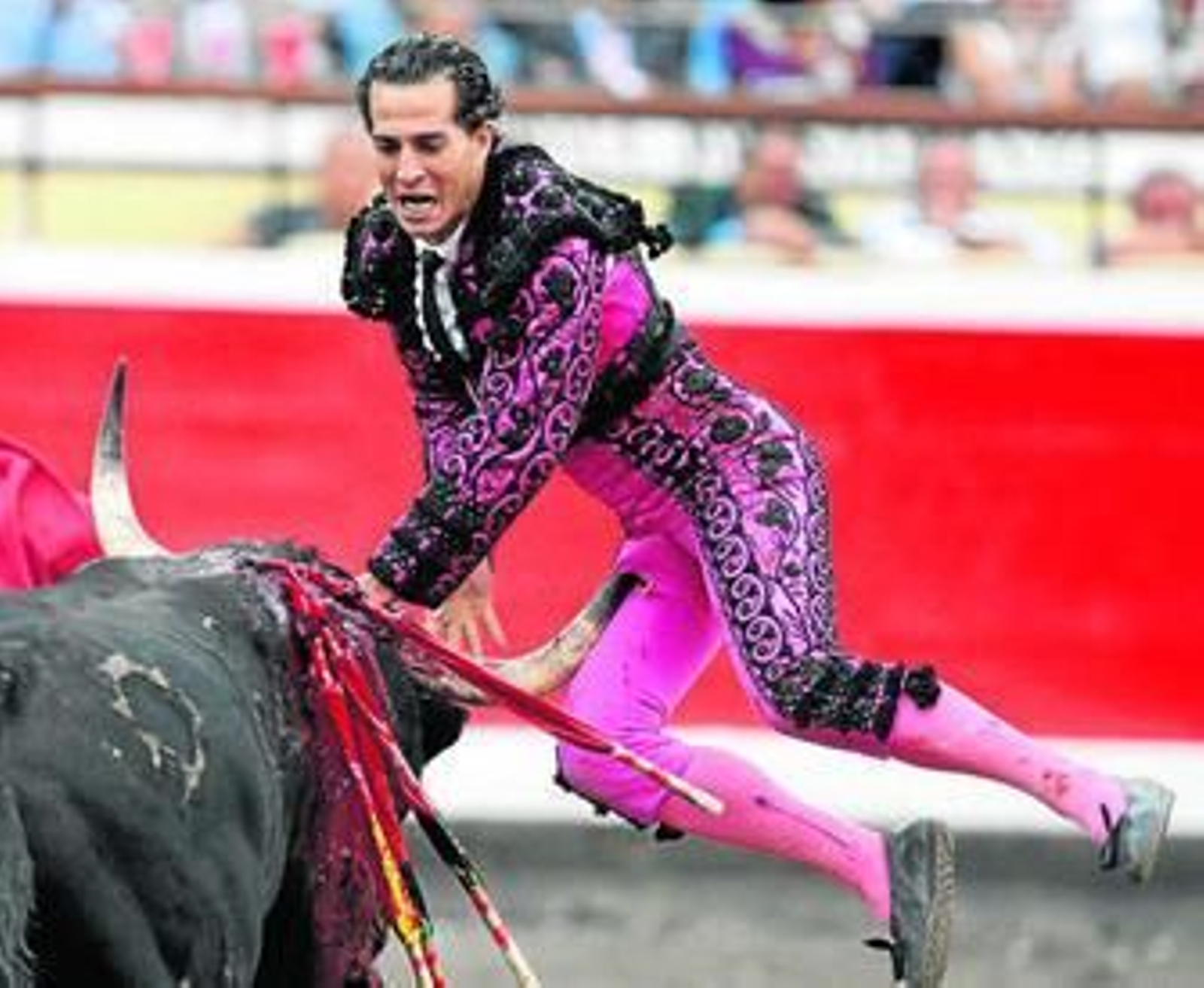 El diestro vasco Iván Fandiño, en el momento de ser corneado en el muslo derecho por el sexto toro.