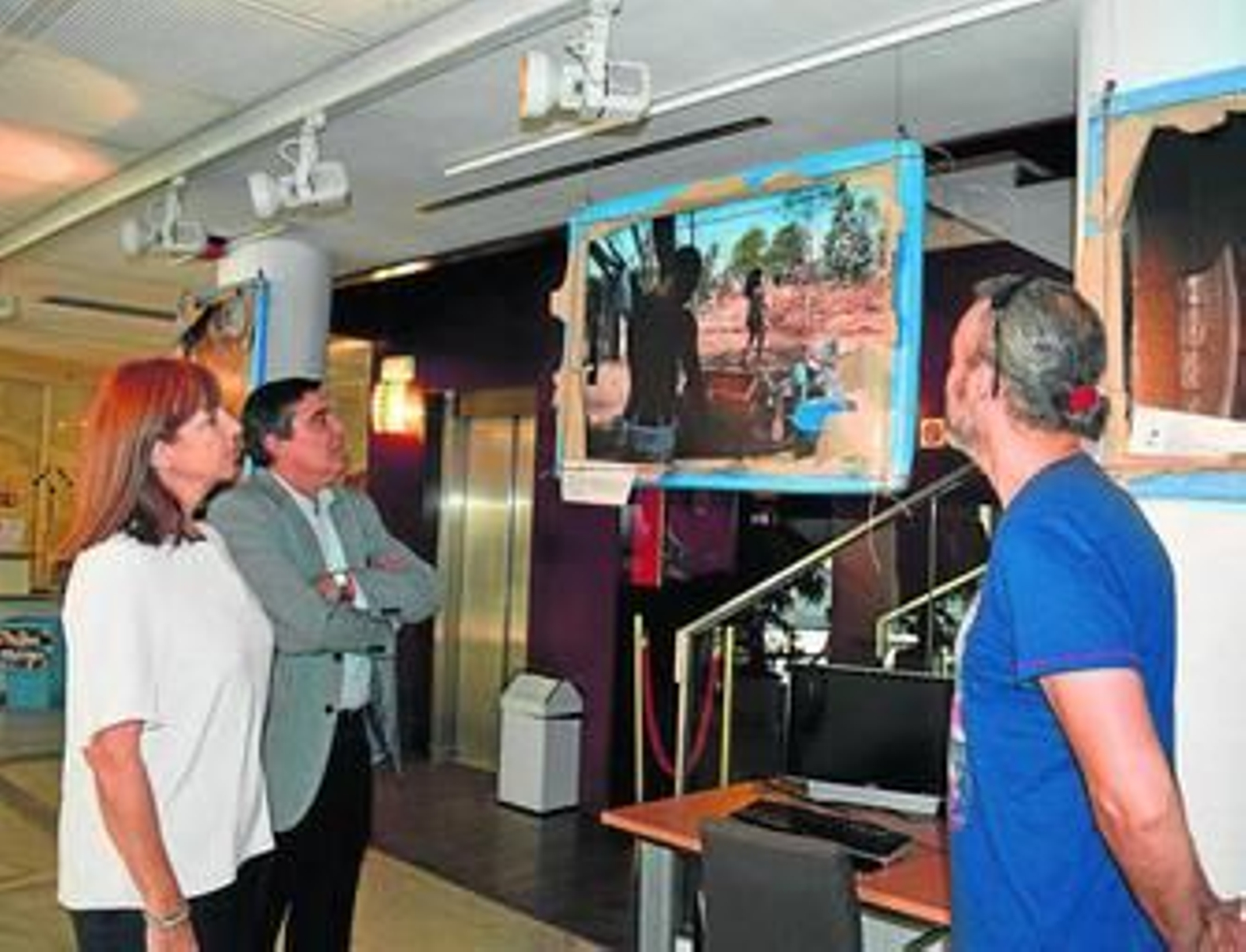 Visita del delegado de Educación, Vicente Zarza (izquierda), a la exposición. Visita del delegado de Educación, Vicente Zarza (izquierda), a la exposición.
