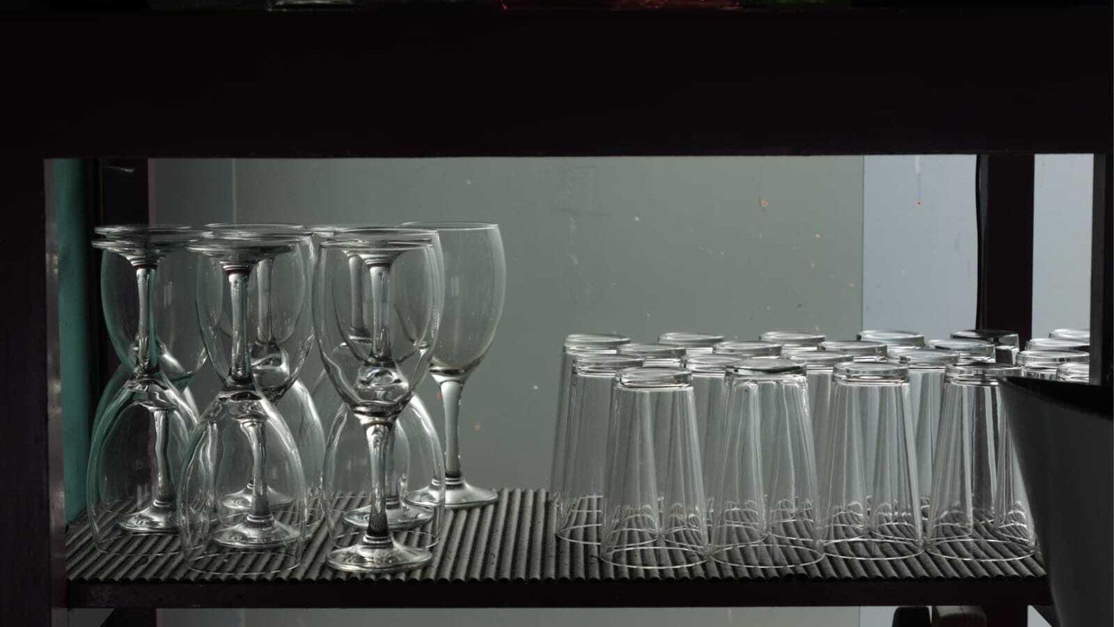 Vasos y copas en un pub de la avenida Capitán Ontañón.