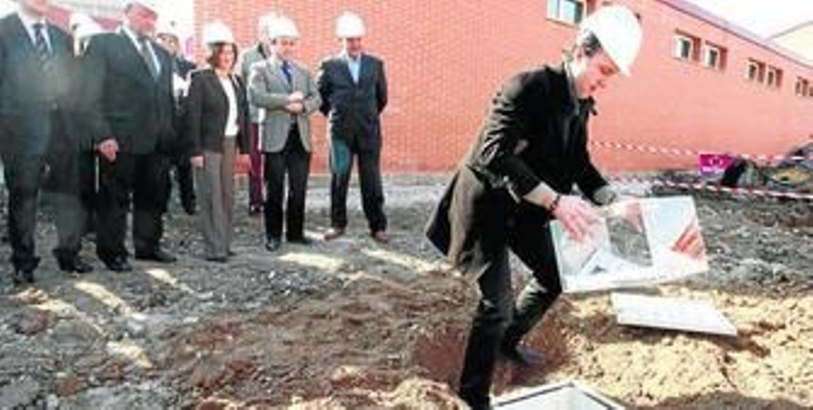 Acto de la primera piedra en la piscina del INEF de Granada.