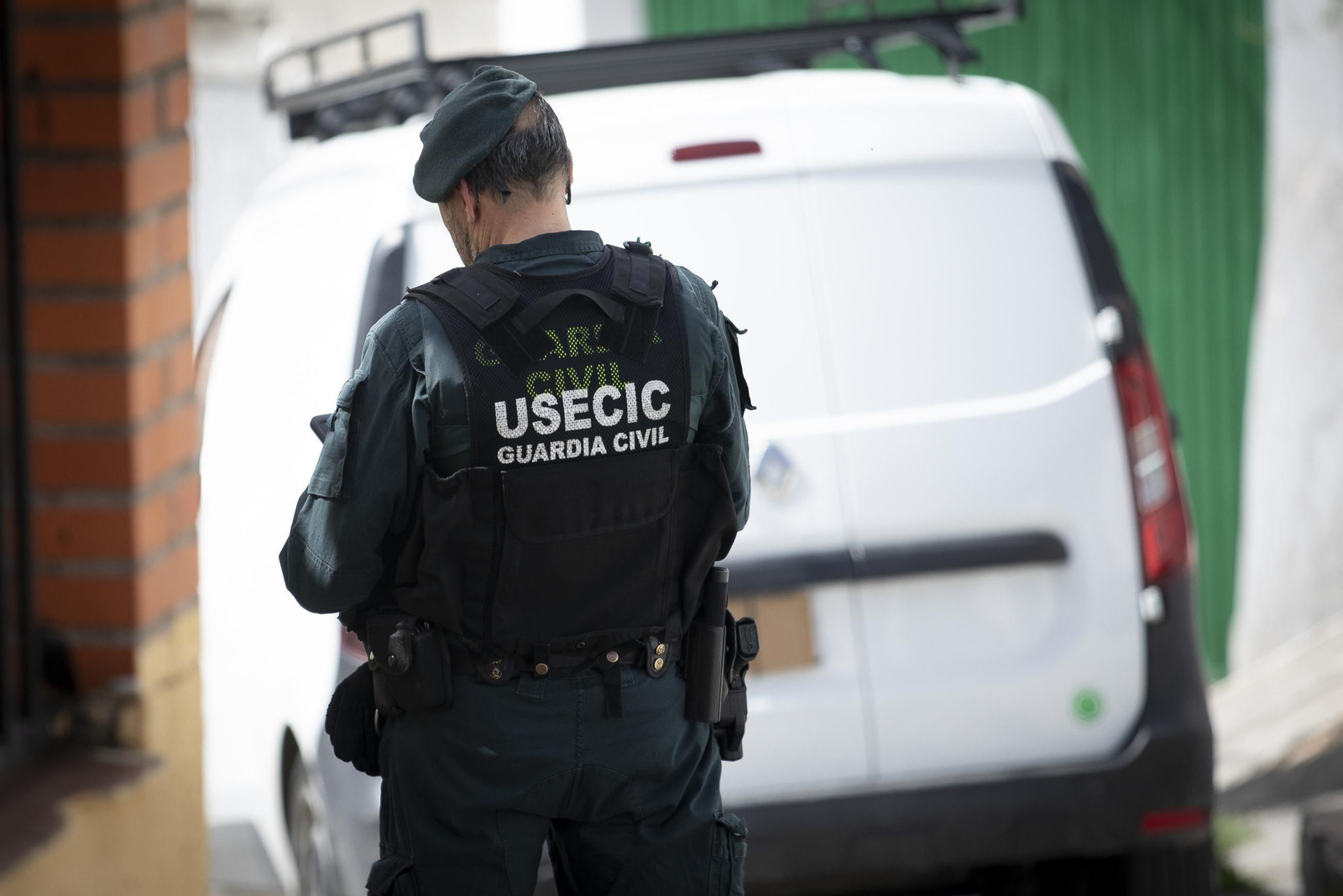 Un agente de la Guardia Civil en Pinos Puente