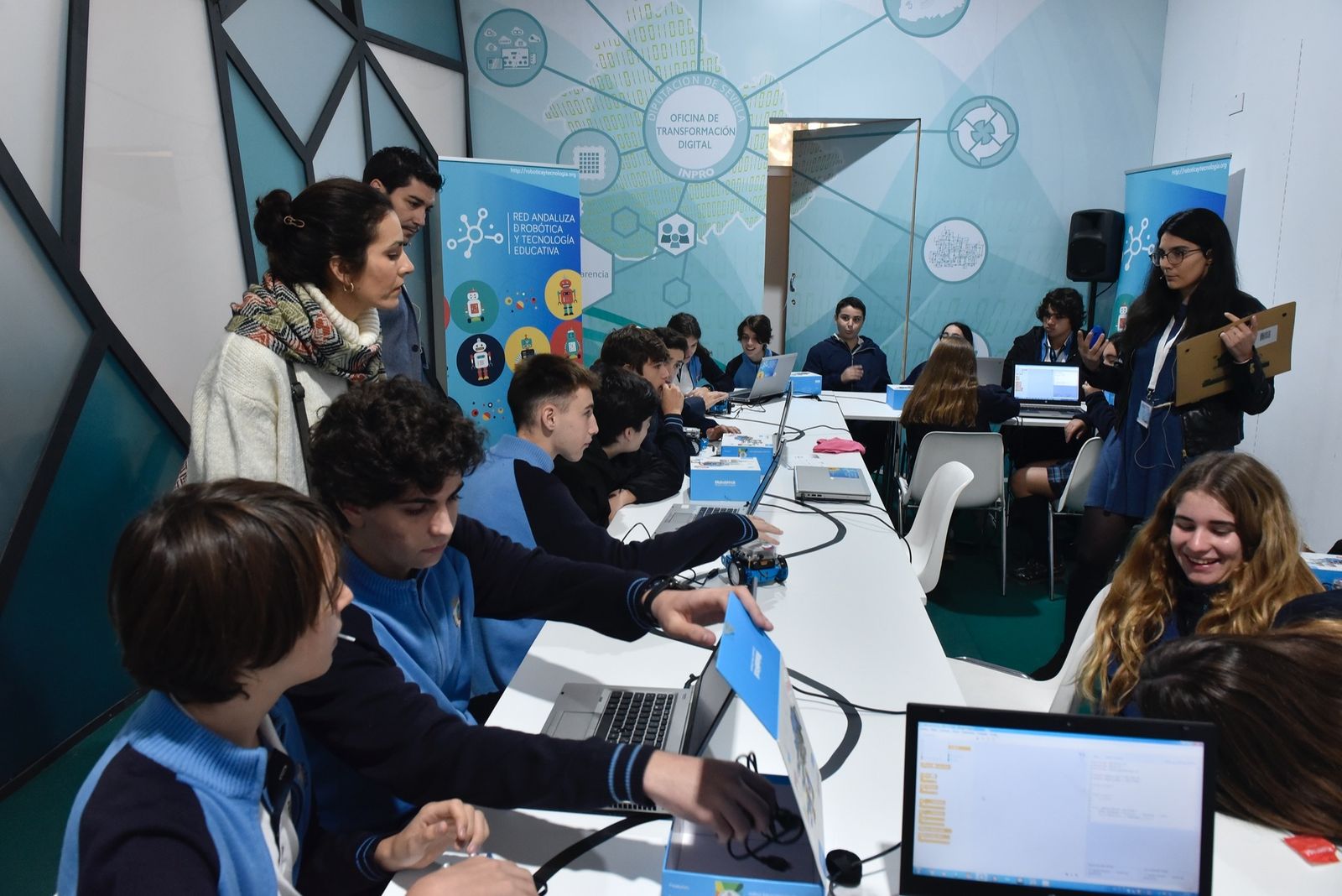 Alumnos de Secundaria en un taller de robótica en la Feria de la Innovación y las Nuevas Tecnologías de la Diputación, este viernes.