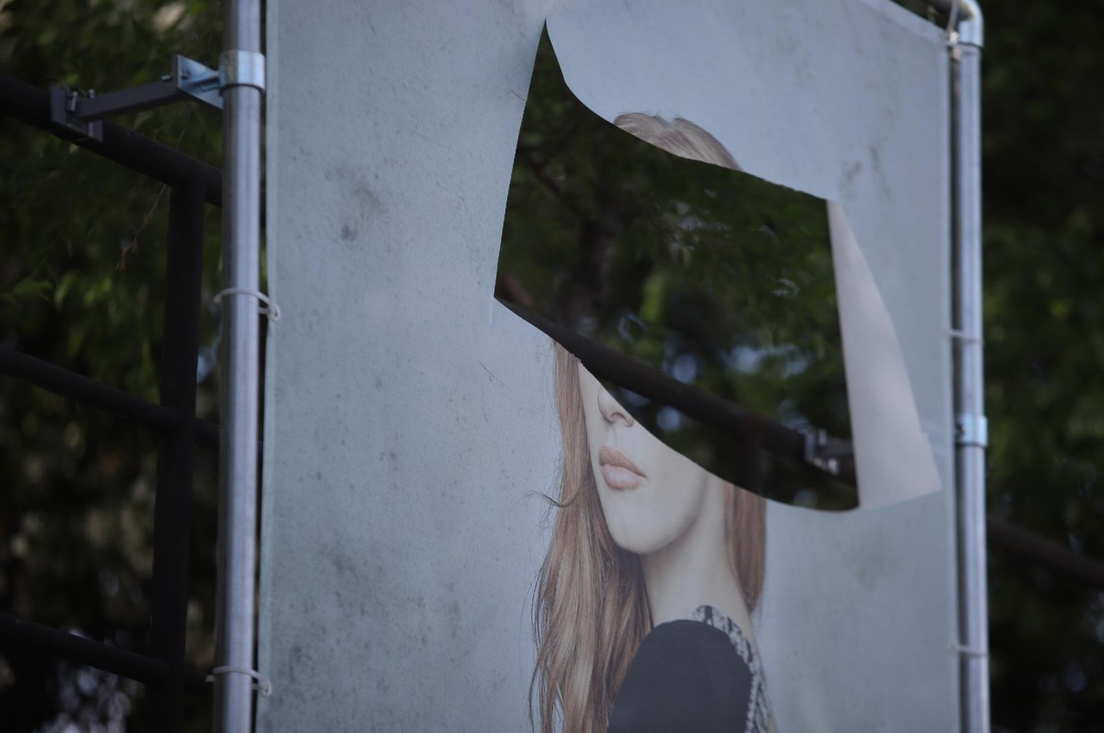 Imágenes  de los actos vandálicos en la exposición al aire libre de Jorge Fuembuena en la Avda Santa Marta