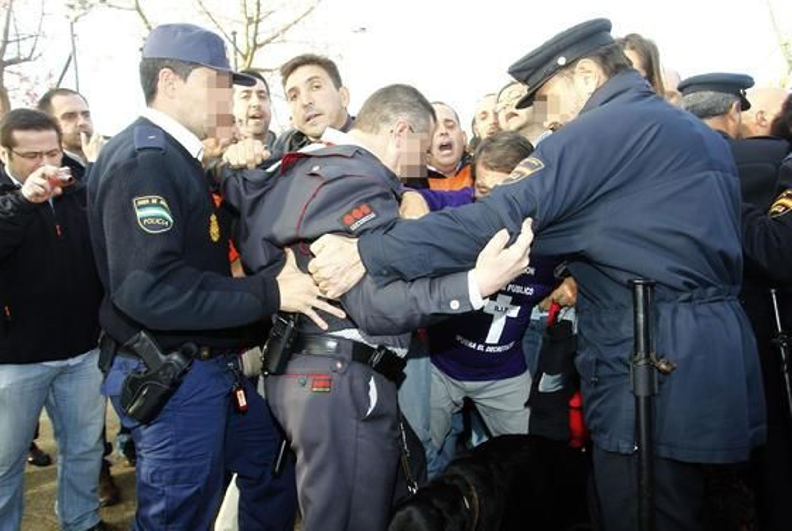 Los funcionarios se manifiestan en Torretriana para protestar ante la reunion con los sindicatos. 

Foto: Antonio Pizarro