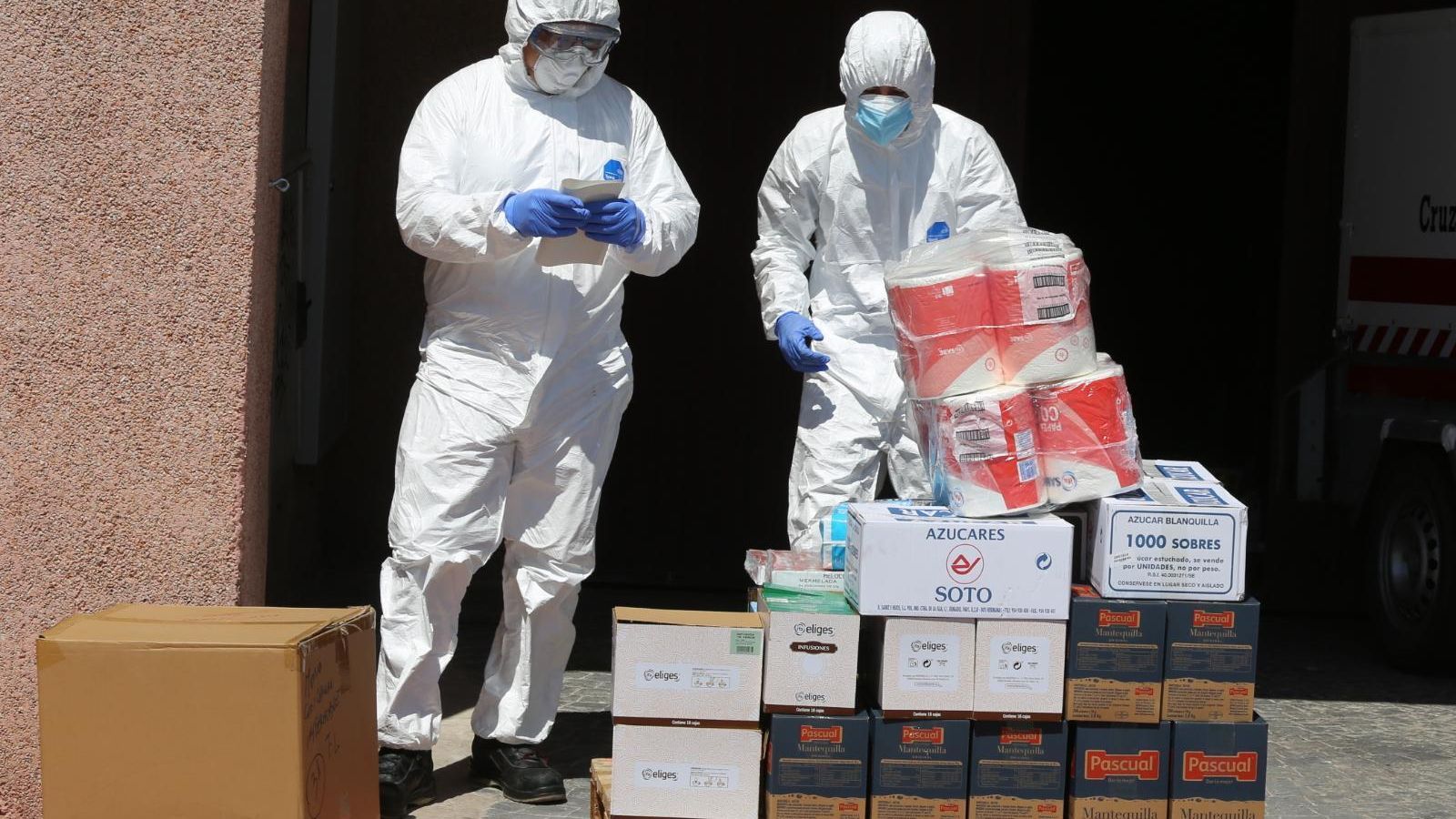 Personal del centro vestido con los equipos de protección, este jueves.