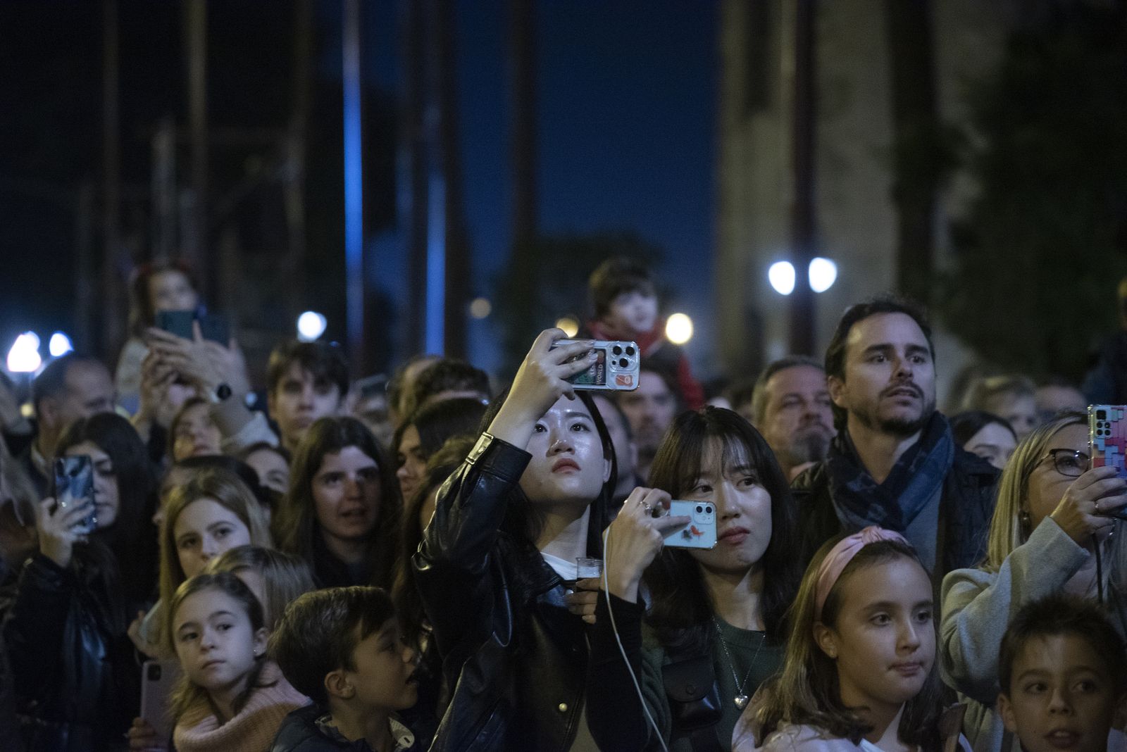Las imágenes del pasacalles con marionetas gigantes de jirafas, por el Paseo de Colón