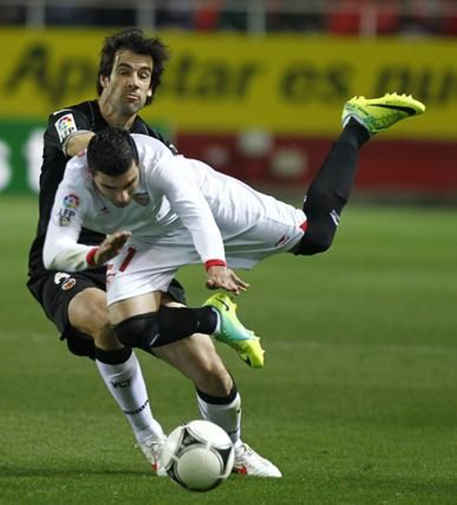 El Sevilla no puede remontar al Valencia en el Sánchez Pizjuán y queda eliminado de la Copa del Rey (2-1). / Antonio Pizarro