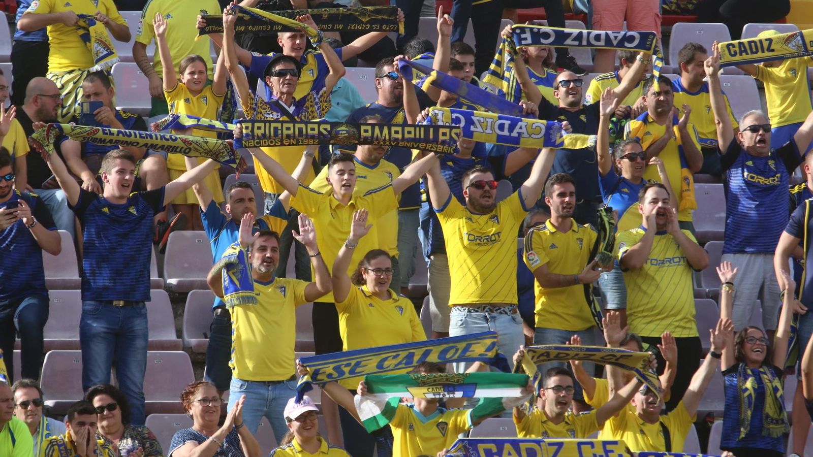 Centenares de aficionados amarillos acompañaron a su equipo en Almendralejo.