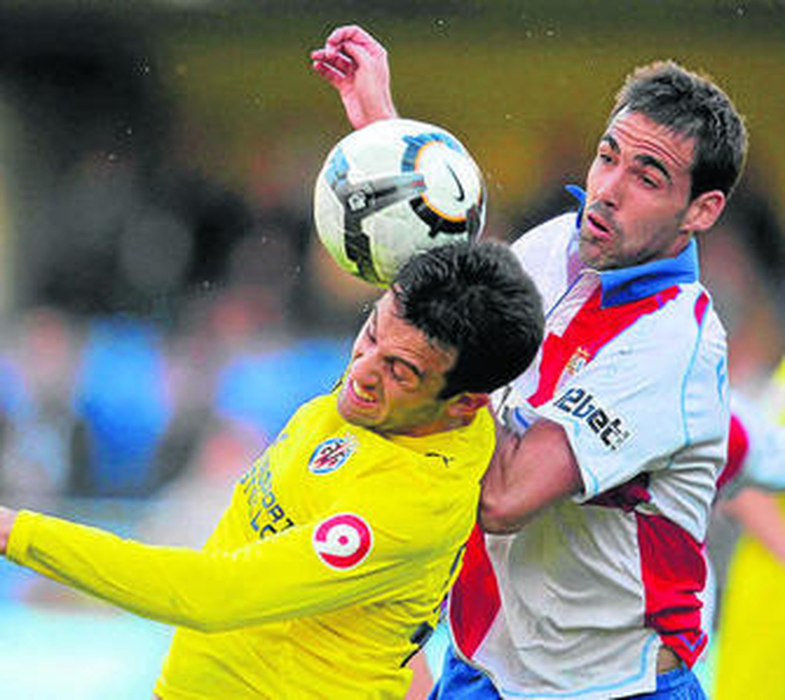 Fernando Navarro pelea un balón con Rossi.