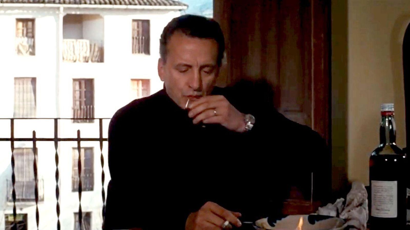 George C. Scott bebe Fundador en 'The Last Run'.