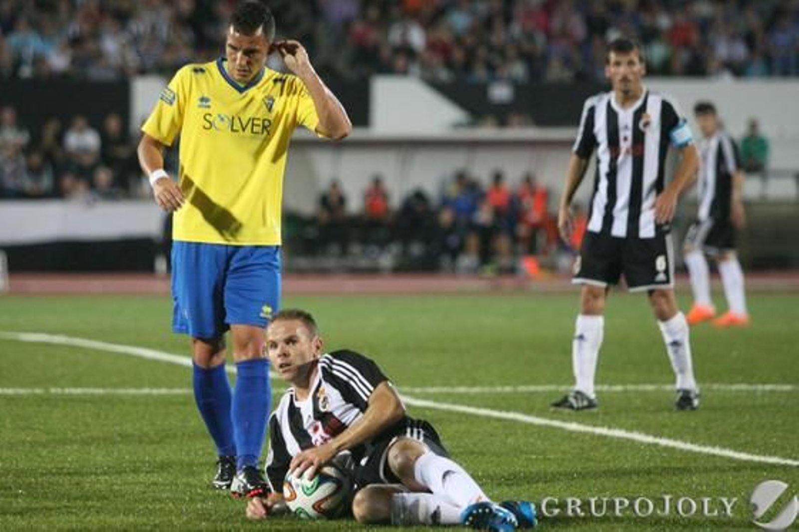 Juampe agarra el balón en el suelo. 

Foto: Paco Guerrero