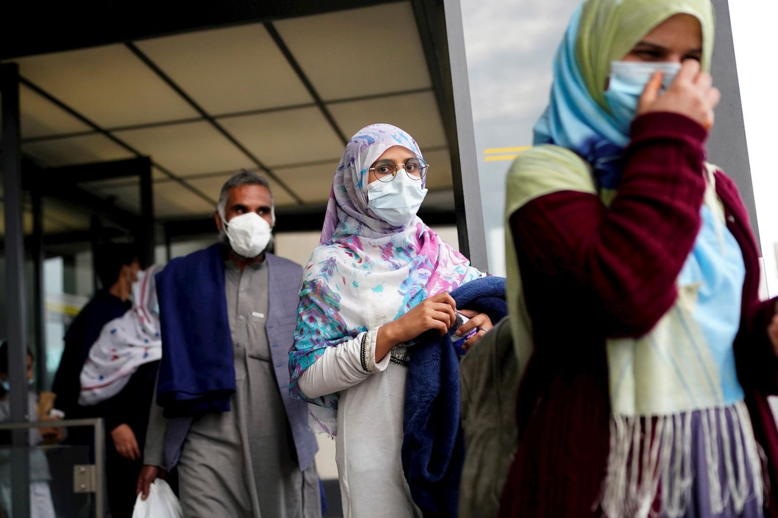 Mujeres afganas en tránsito hacia el exilio.
