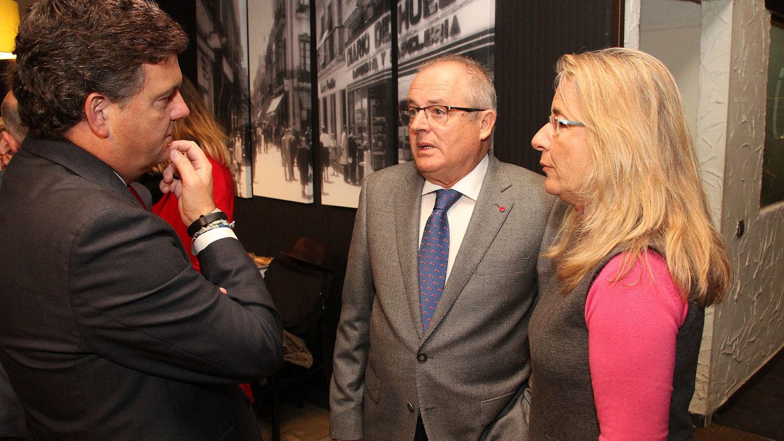 El director de Huelva Información , Luis Pérez-Bustamante; el delegado de Salud, Rafael López, y la gerente de Huelva Información, Adelaida Mellado.