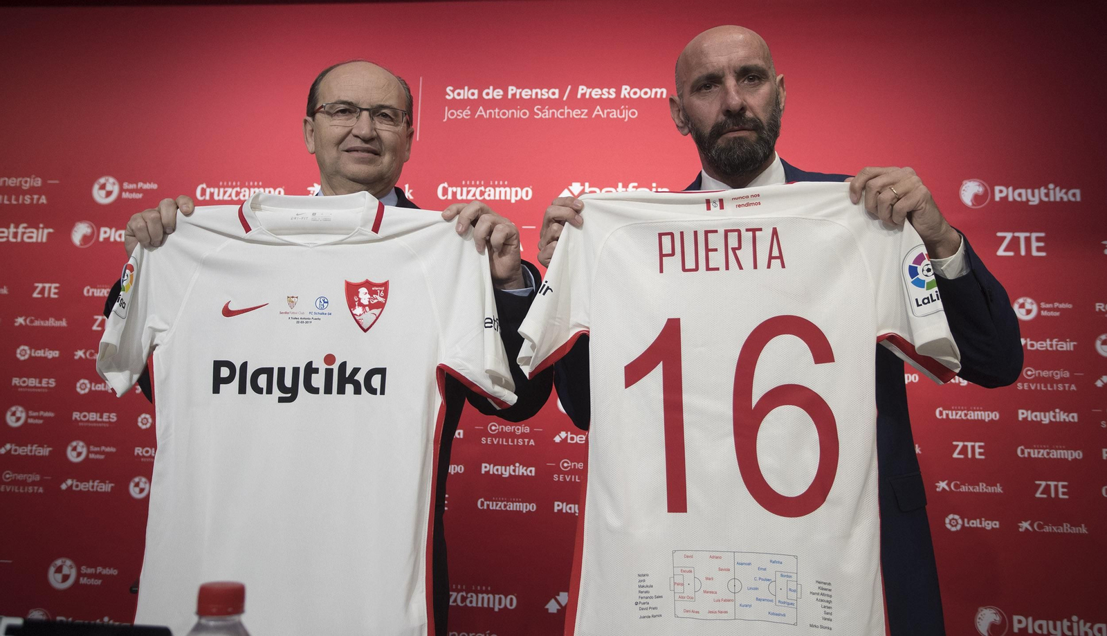 La presentación de Monchi con director deportivo del Sevilla, en imágenes