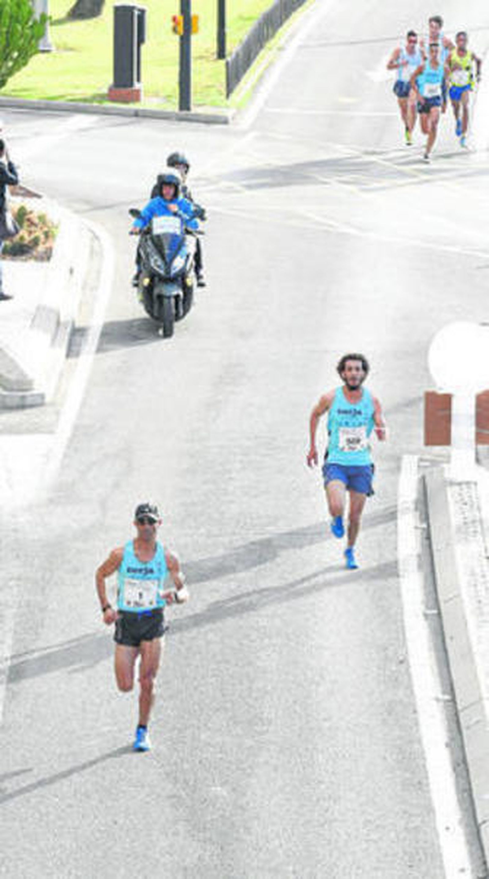 El Mouaziz rompe la carrera al paso por la Avenida de Andalucía.