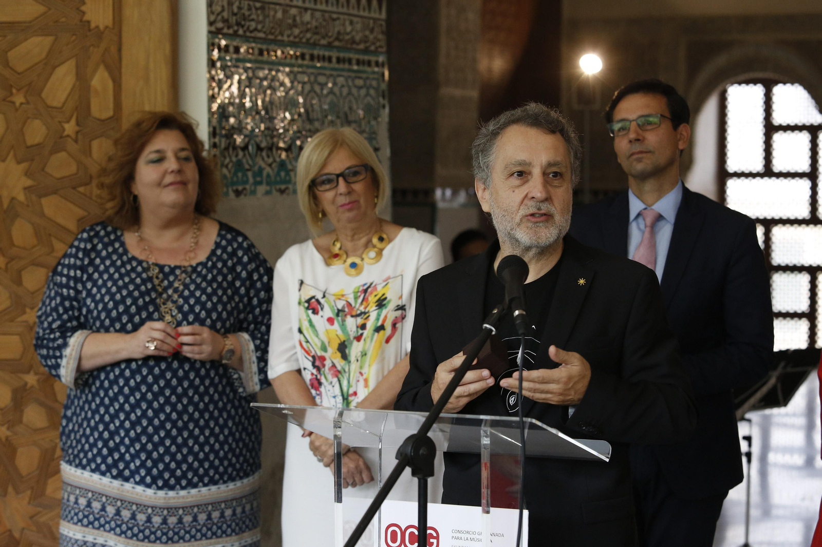La diputada de Cultura, Fátima Gómez; la concejala de cultura, María de Leyva; el director Josep Pons; y el alcalde de Granada durante el homenaje la maestro.