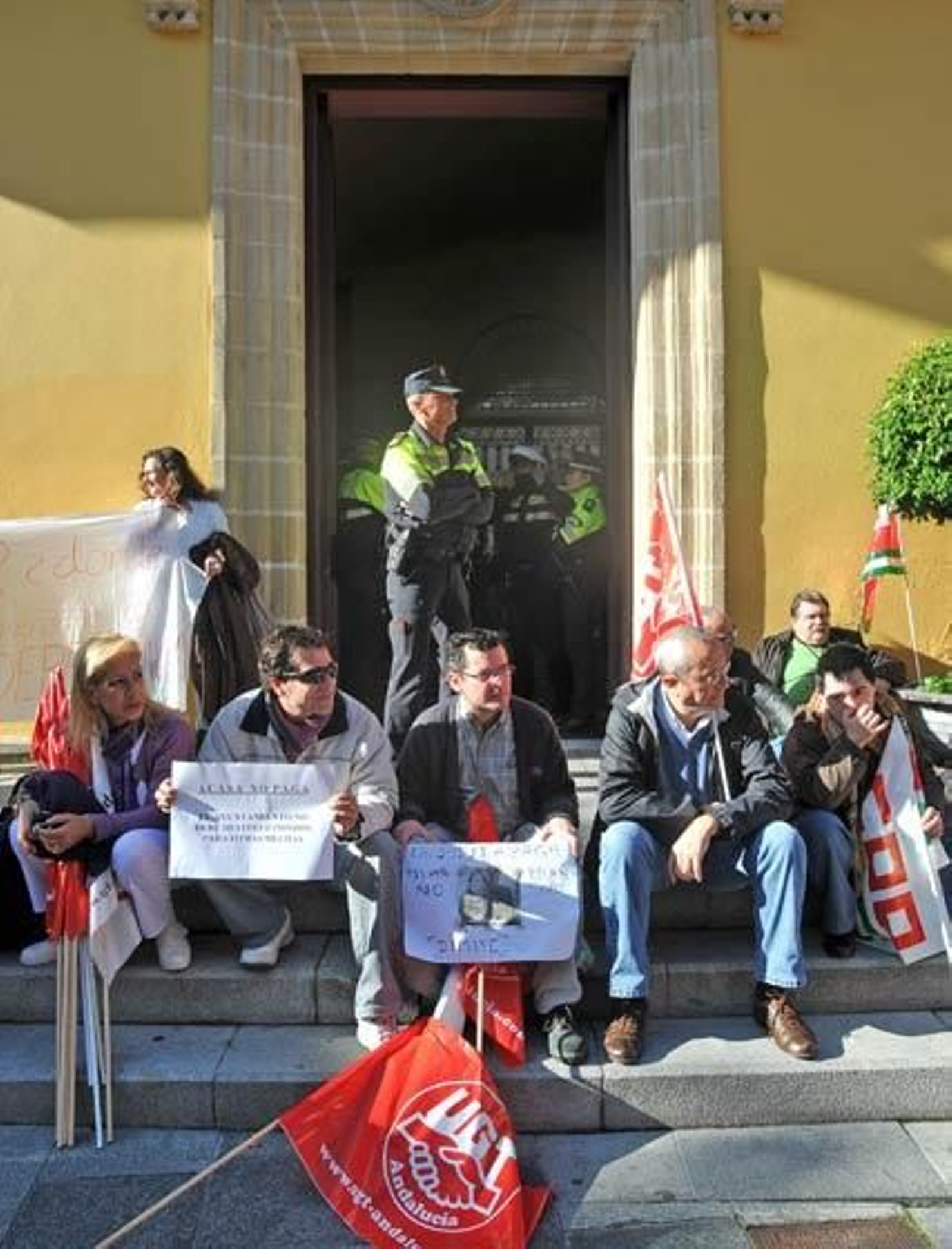 La Policía Local frena el intento de las trabajadoras de Acasa y Limasa de tomar el Consistorio si bien lograron ocupar la sede del grupo municipal del PSOE más tarde

Foto: Manuel Aranda
