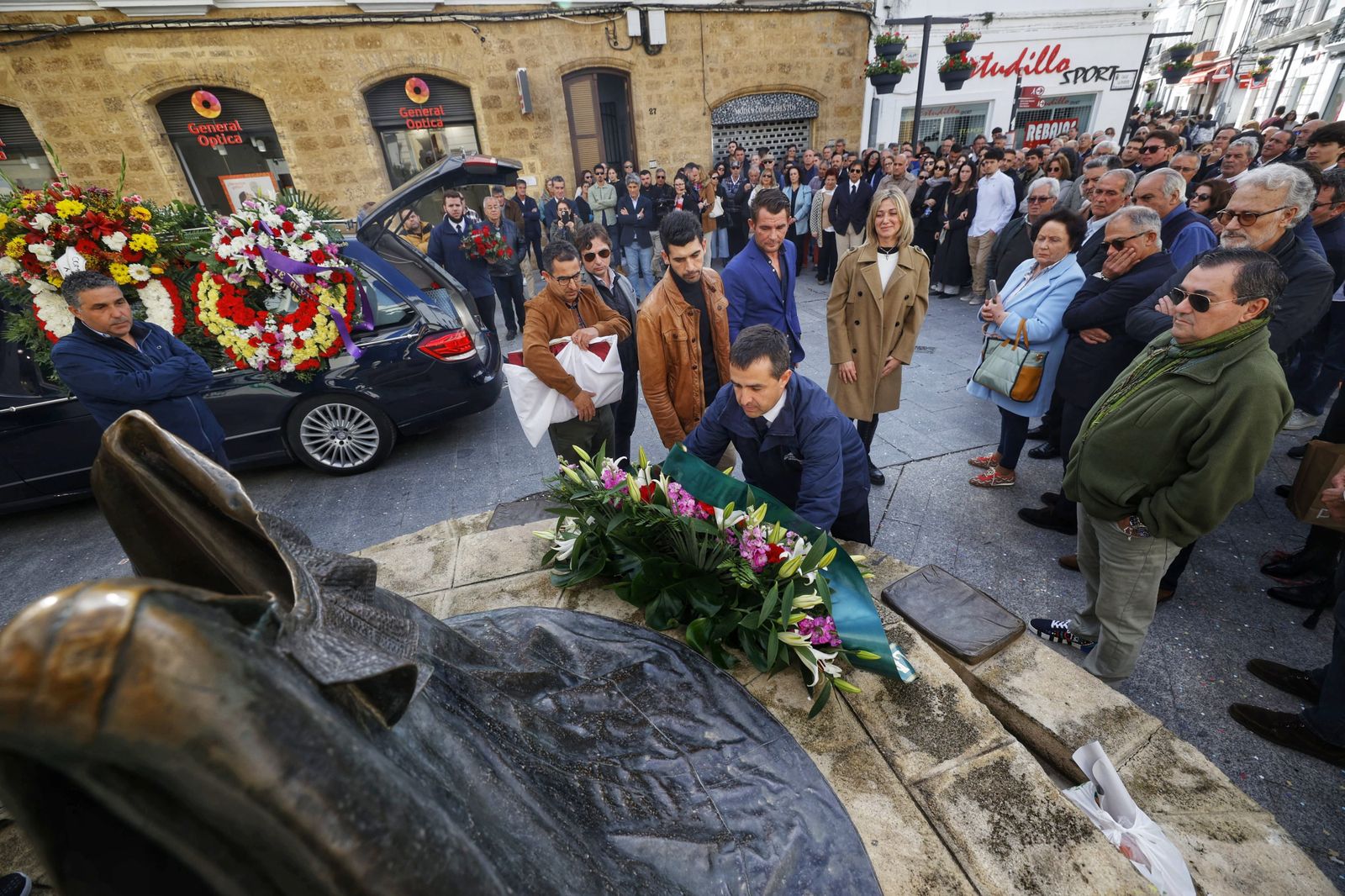 Imágenes del entierro en Chiclana del torero Emilio Oliva Baro