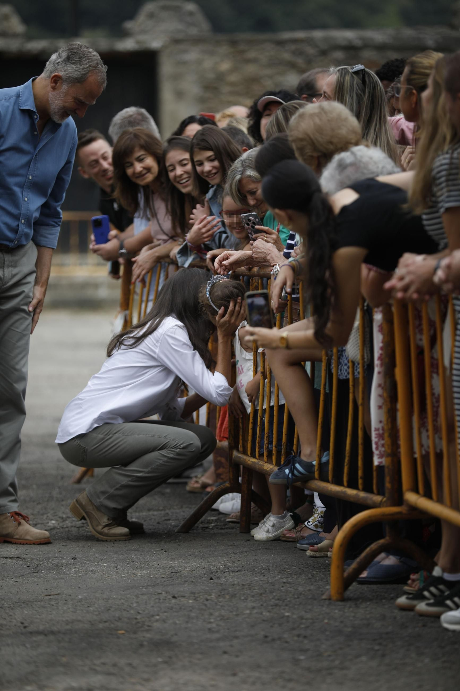 Las fotos de la visita de los Reyes a las zonas afectadas por los incendios en Sanabria y Las Médulas