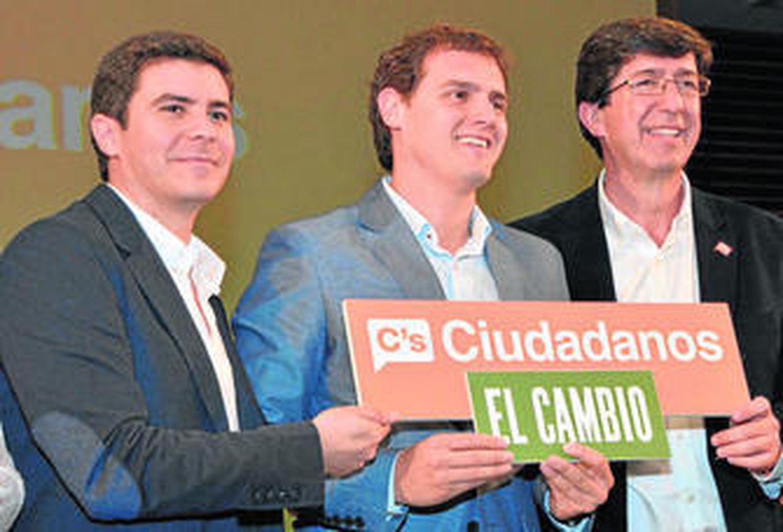 Los sanluqueños Sergio Romero y Juan Marín, con Albert Rivera en un acto de Ciudadanos durante la pasada campaña electoral.