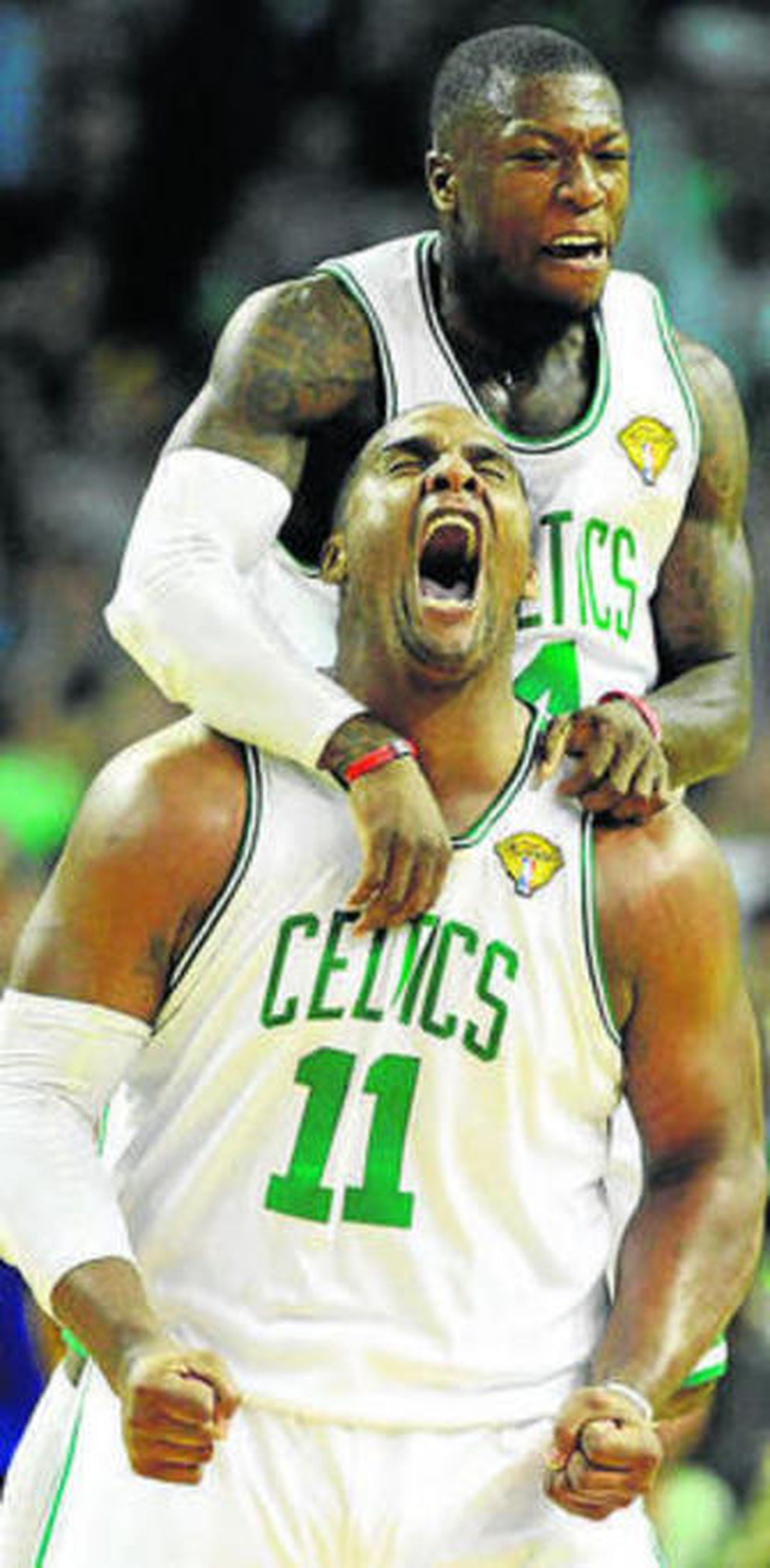 1. Phil Jackson (d.) hace un gesto de lanzamiento junto a Kobe Bryant. El técnico de los Lakers, según los números de su currículum, tiene todas las papeletas para llevarse otro anillo. 2. Glen Davis (11) y Nate Robinson, dos suplentes de los Celtics, dinamitaron el cuarto partido, salvando el honor de los verdes y forzando el 2-2. 3. Ray Allen hace patiditas con un balón. El escolta pasó en 48 horas de jugar de cine o no ver aro. 4. Derek Fisher (d.) es algo más que el capitán de los Lakers. Sus piernas ya no corren como antes pero el base sigue decidiendo victorias... y quien sabe si títulos.