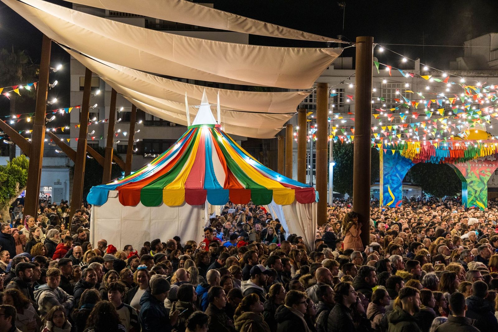 Carnaval de 2024 en San Fernando, una imagen multitudinaria de la plaza del Rey