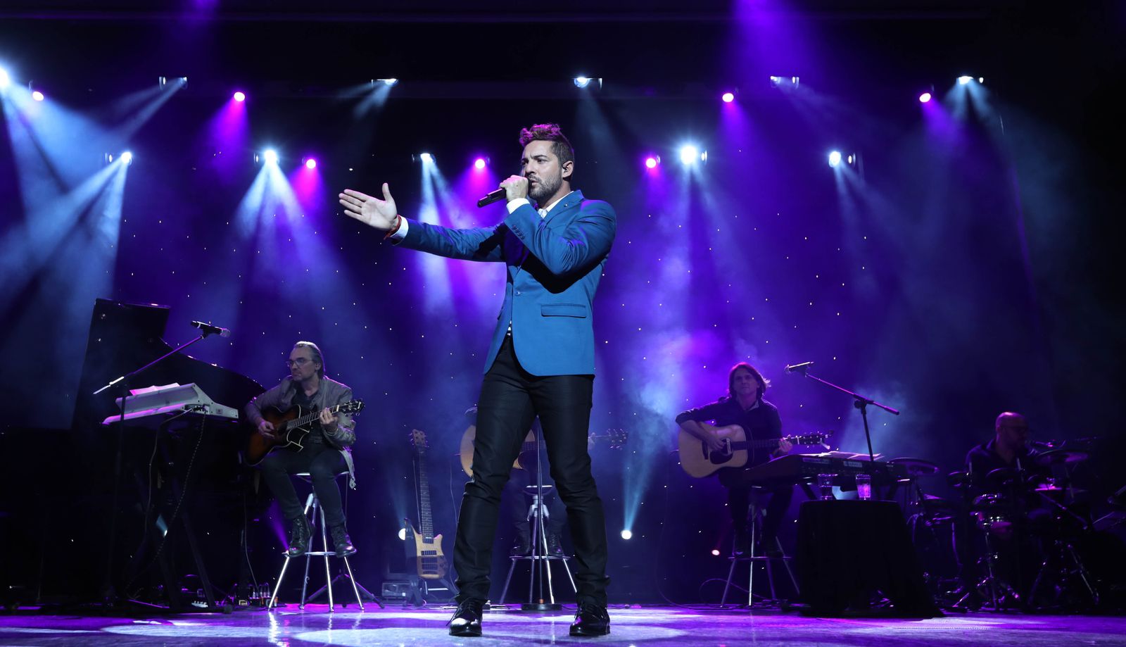 El cantante David Bisbal junto a su banda, ayer durante la presentación de su nuevo disco, 'Hijos del mar', en el crucero Costa Mágica, en Barcelona.