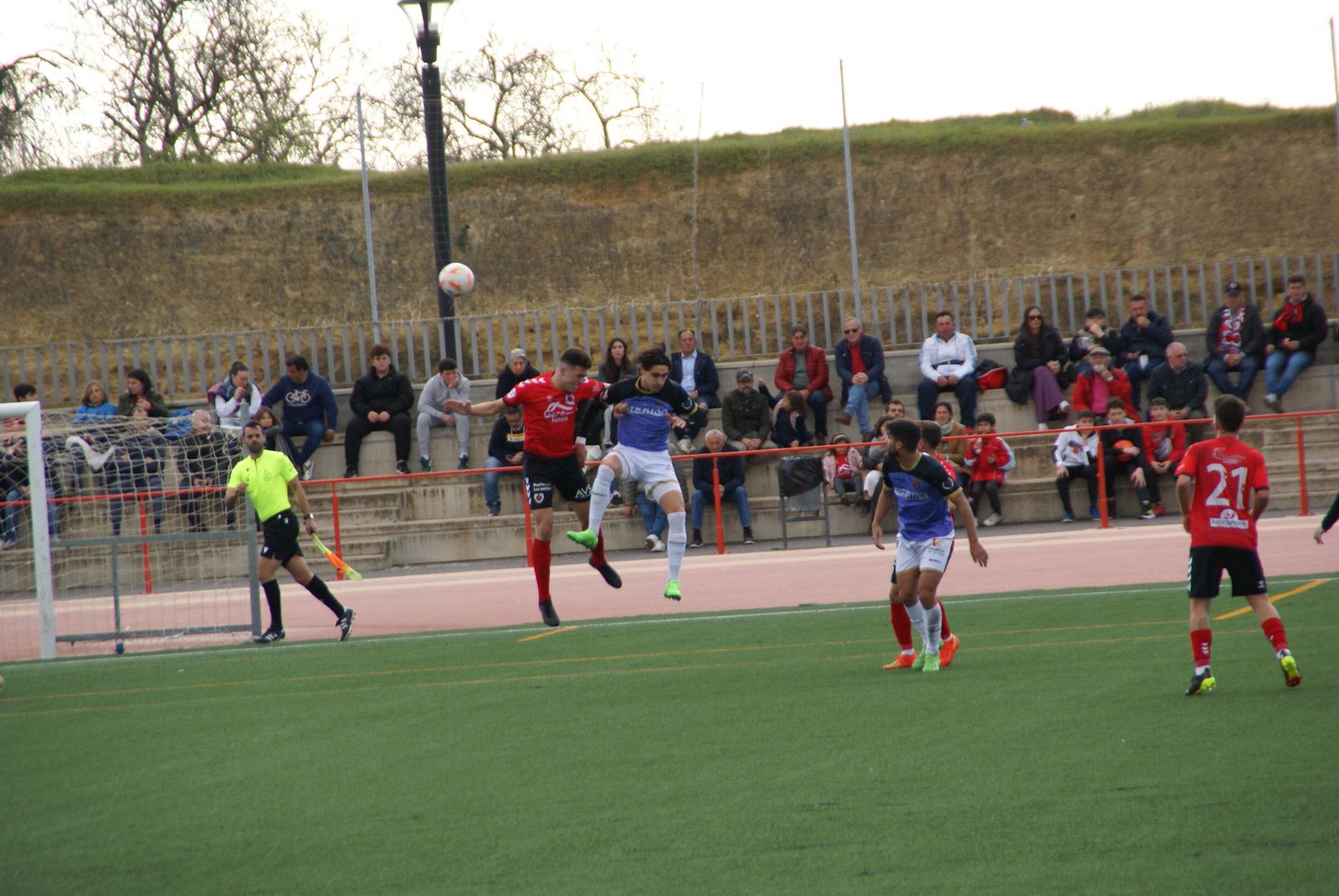 Jugada en el Cartaya-Espeleño, último duelo rojinegro como locales.