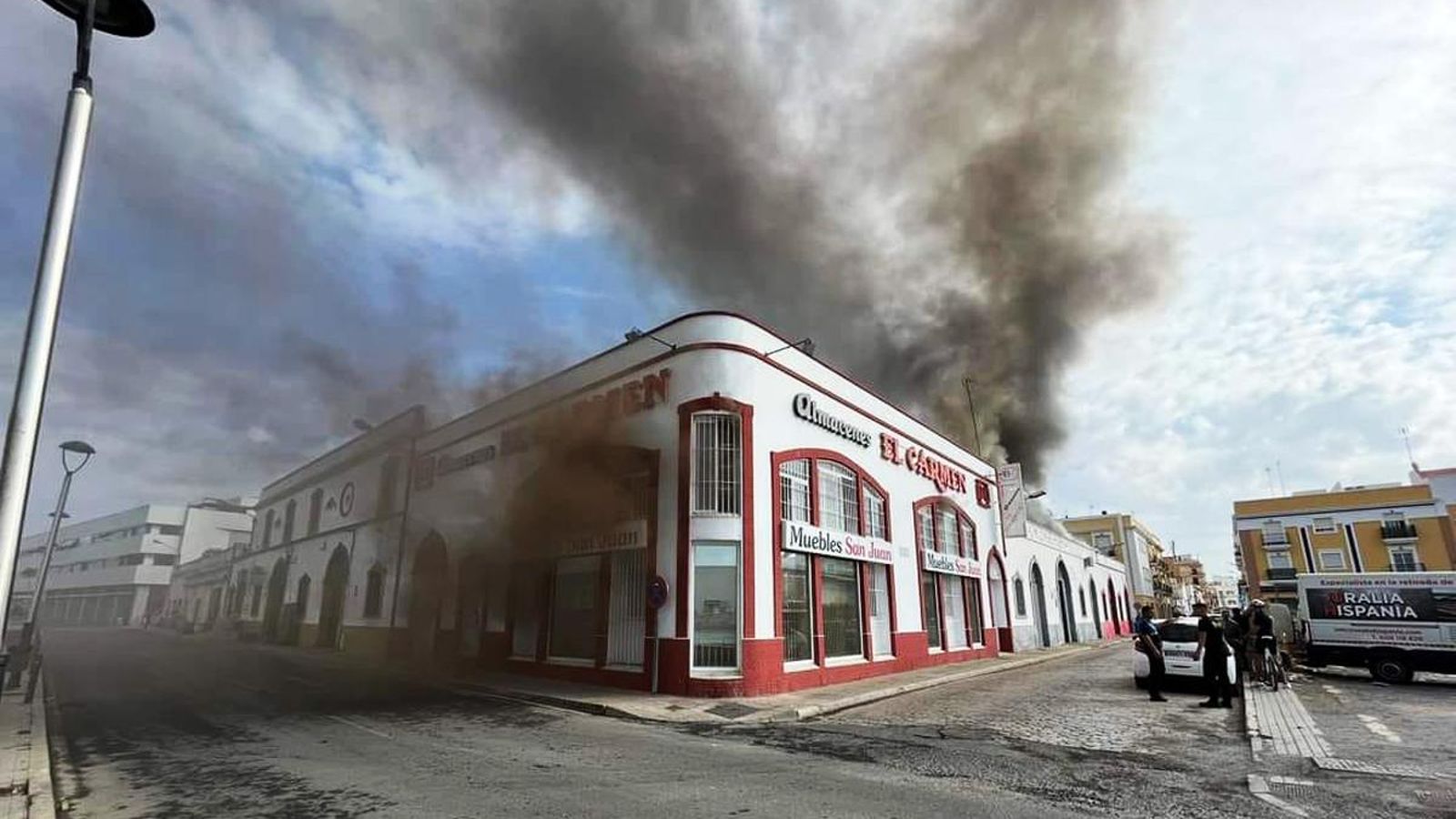 El fuego provocó una intensa columna de humo negro