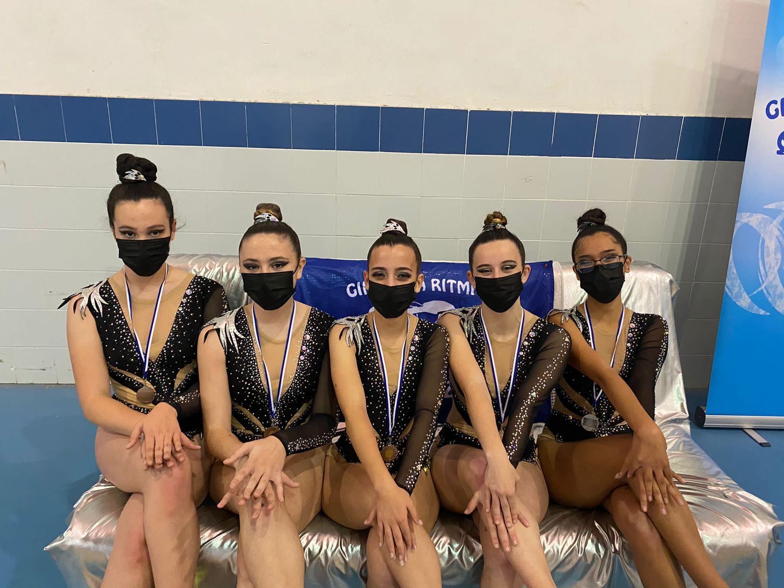 Las integrantes del equipo senior copa de San Roque, con su medalla de plata