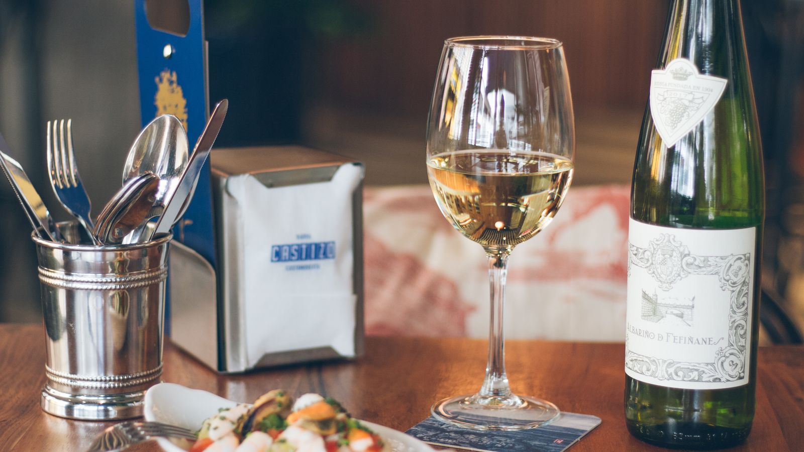 Aliño maridado con una copa de vino blanco.