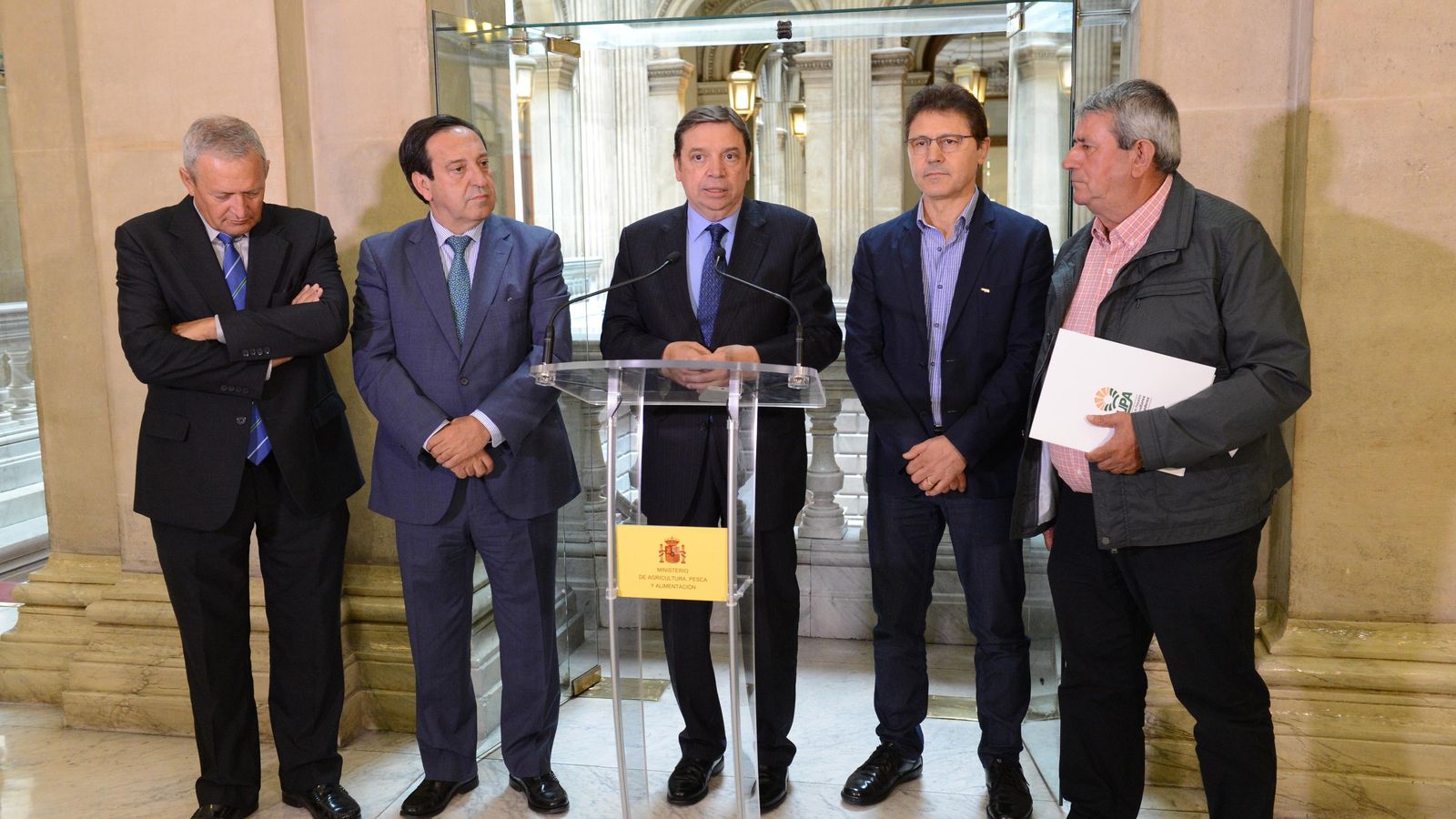 El ministro de Agricultura flanqueado por los máximos representantes de las organizaciones agrarias y las cooperativas. El ministro de Agricultura flanqueado por los máximos representantes de las organizaciones agrarias y las cooperativas.