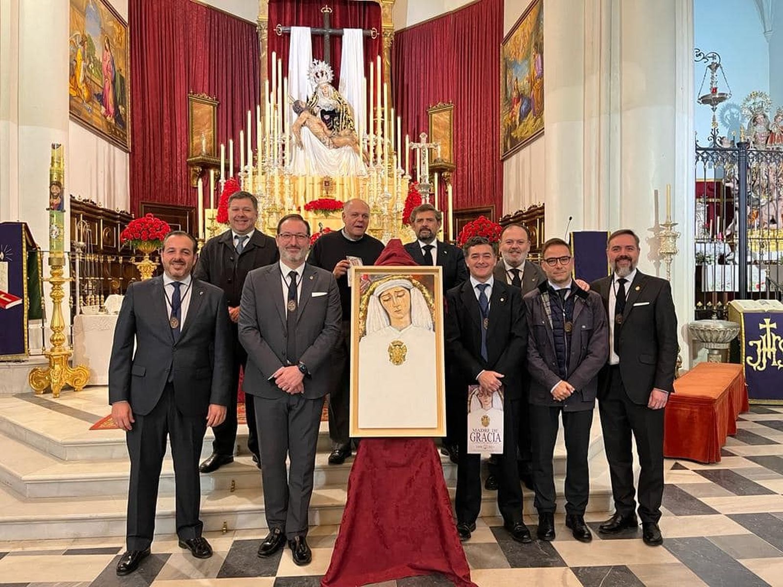 La Junta de Gobierno de la Santa Cruz junto al cartel de Díaz Arnido