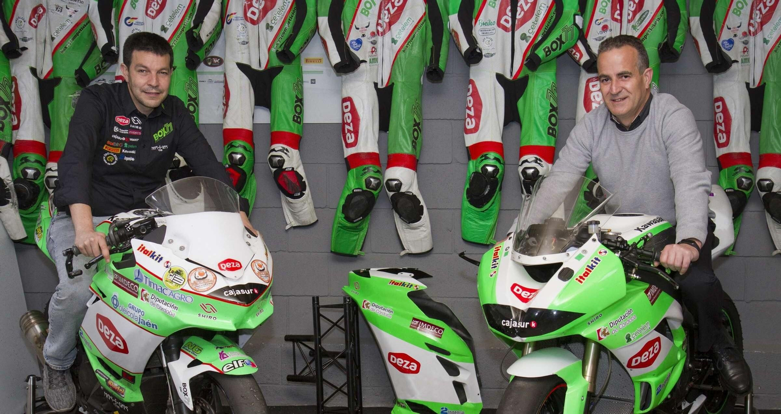 Luis Castro (izquierda) y Antonio Deza posan con las motos de la escudería cordobesa.