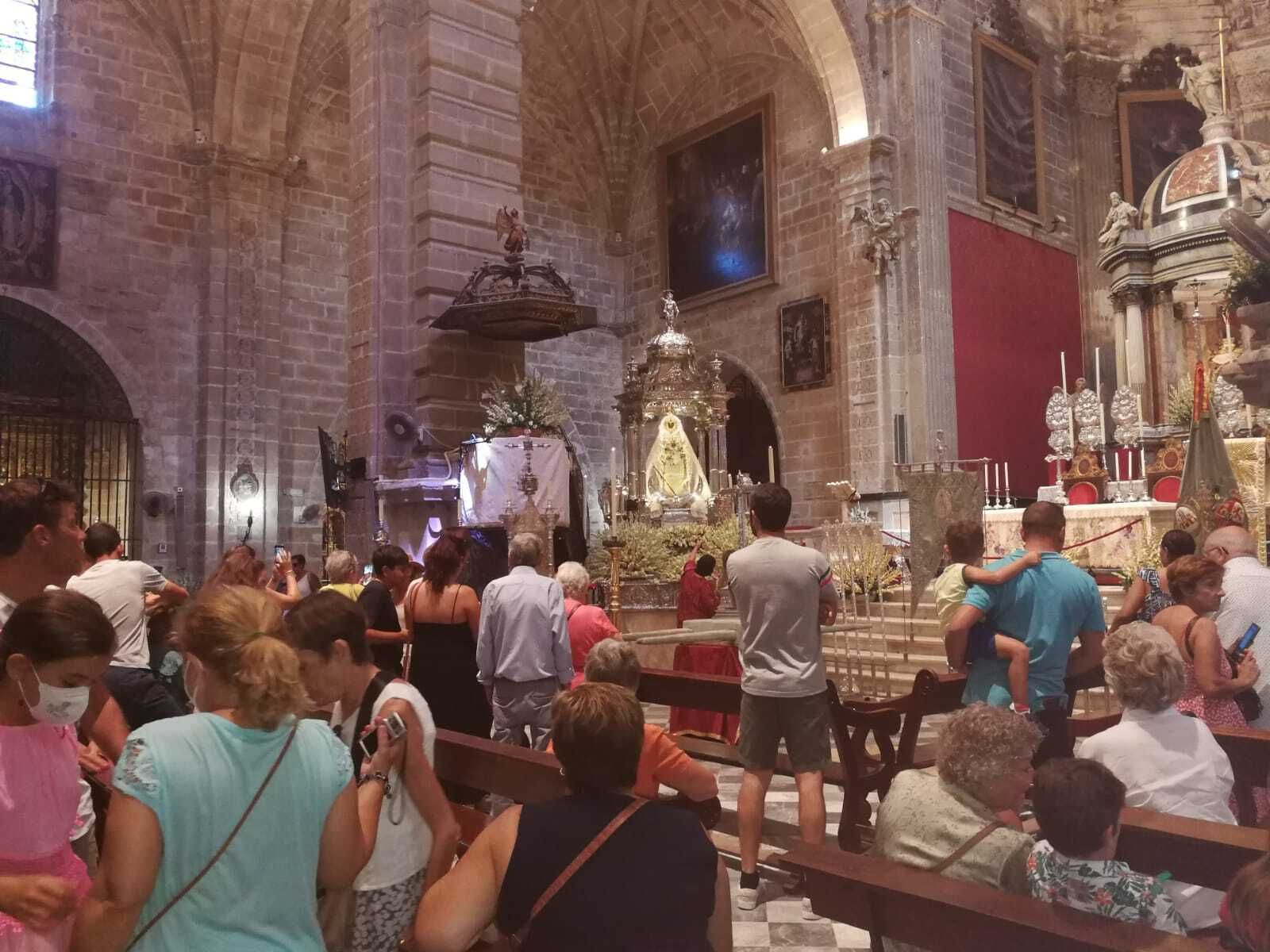 Fieles en la Basílica menor, ante la imagen de la Patrona de El Puerto.
