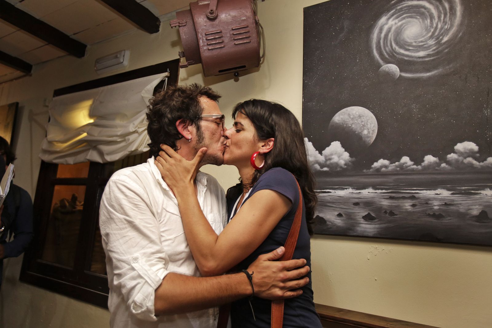 José María González y Teresa Rodríguez se besan en la sede de Podemos en Cádiz en 2015.